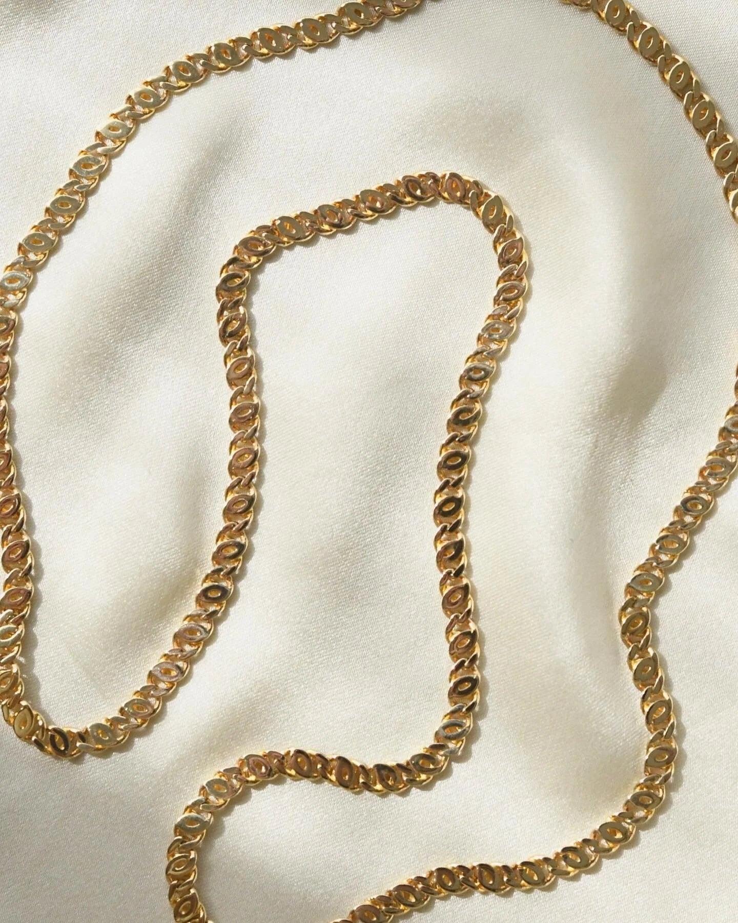 Beautiful Vintage Curb Link with a Twist 14K Gold