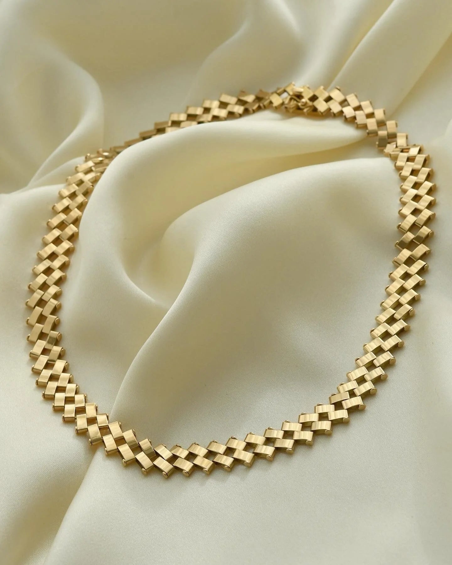 Sexy Italian Vintage Necklace 18K Gold 1970s