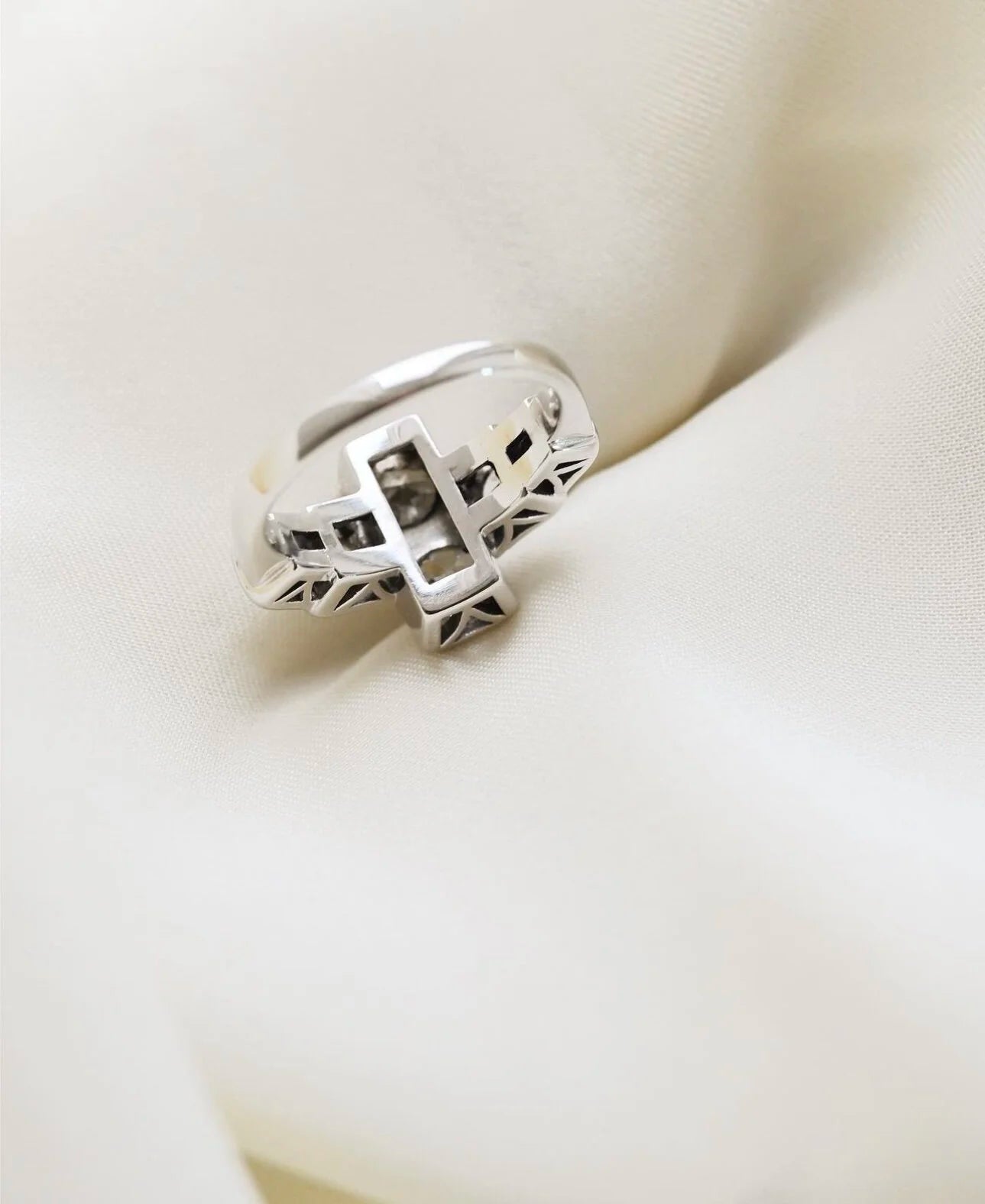 Extraordinary Beautiful Art Deco Ring 2.1 carats Old Cut Diamonds 18K White Gold 1920