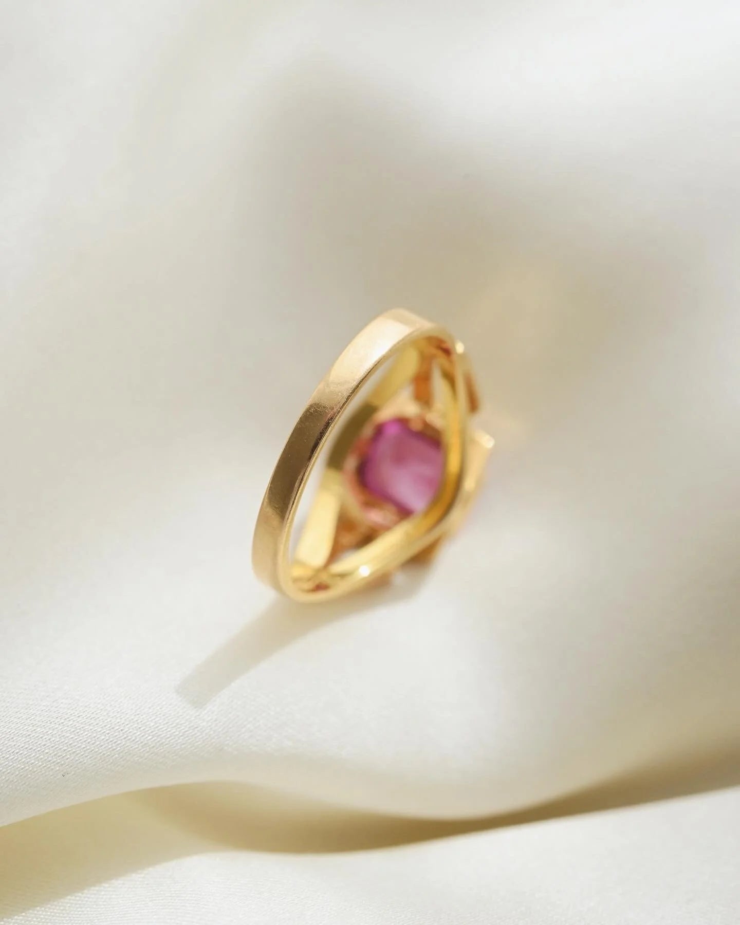 Beautiful Swedish Bubblegum Sapphire Ring 18K Gold 1952