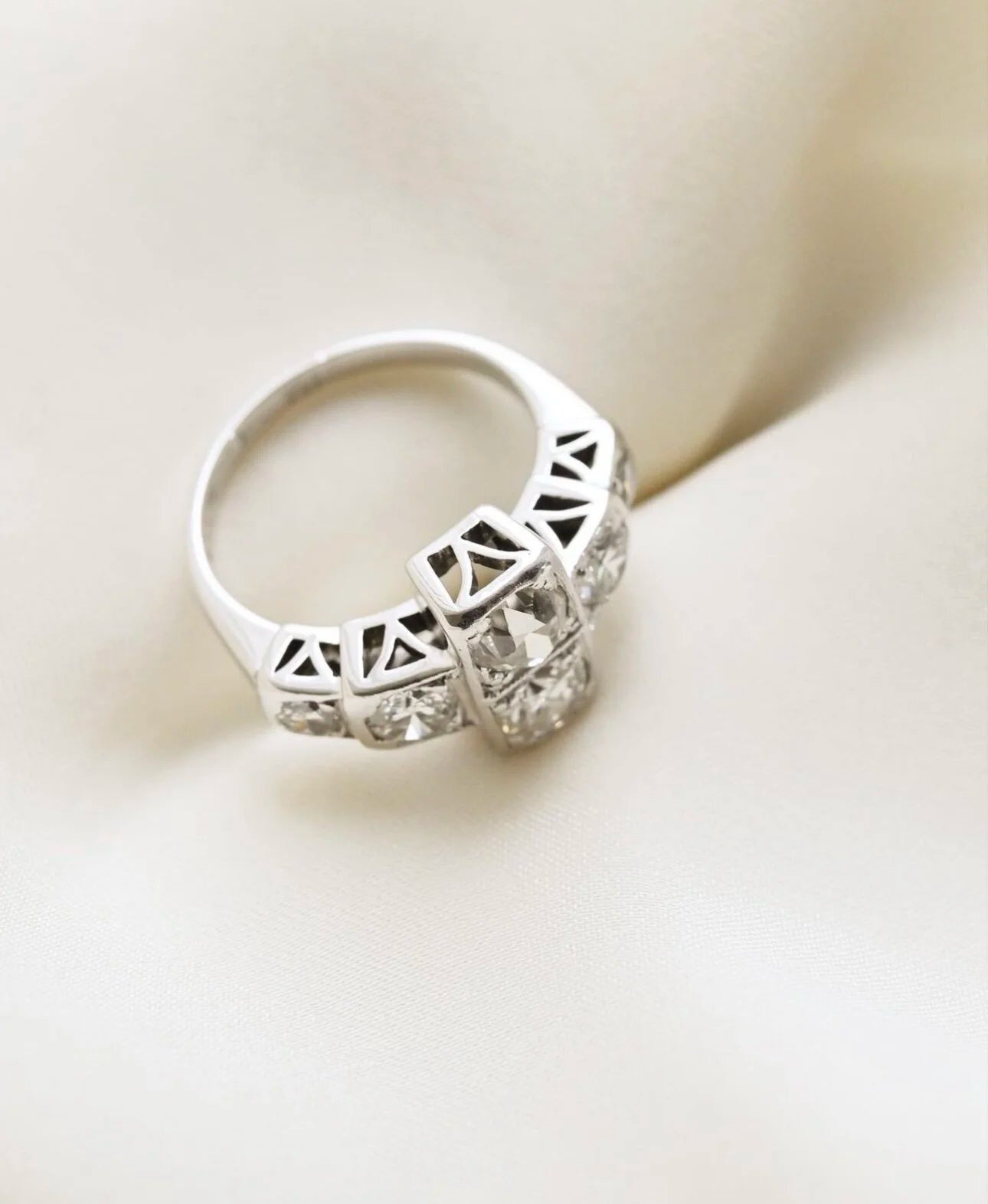 Extraordinary Beautiful Art Deco Ring 2.1 carats Old Cut Diamonds 18K White Gold 1920