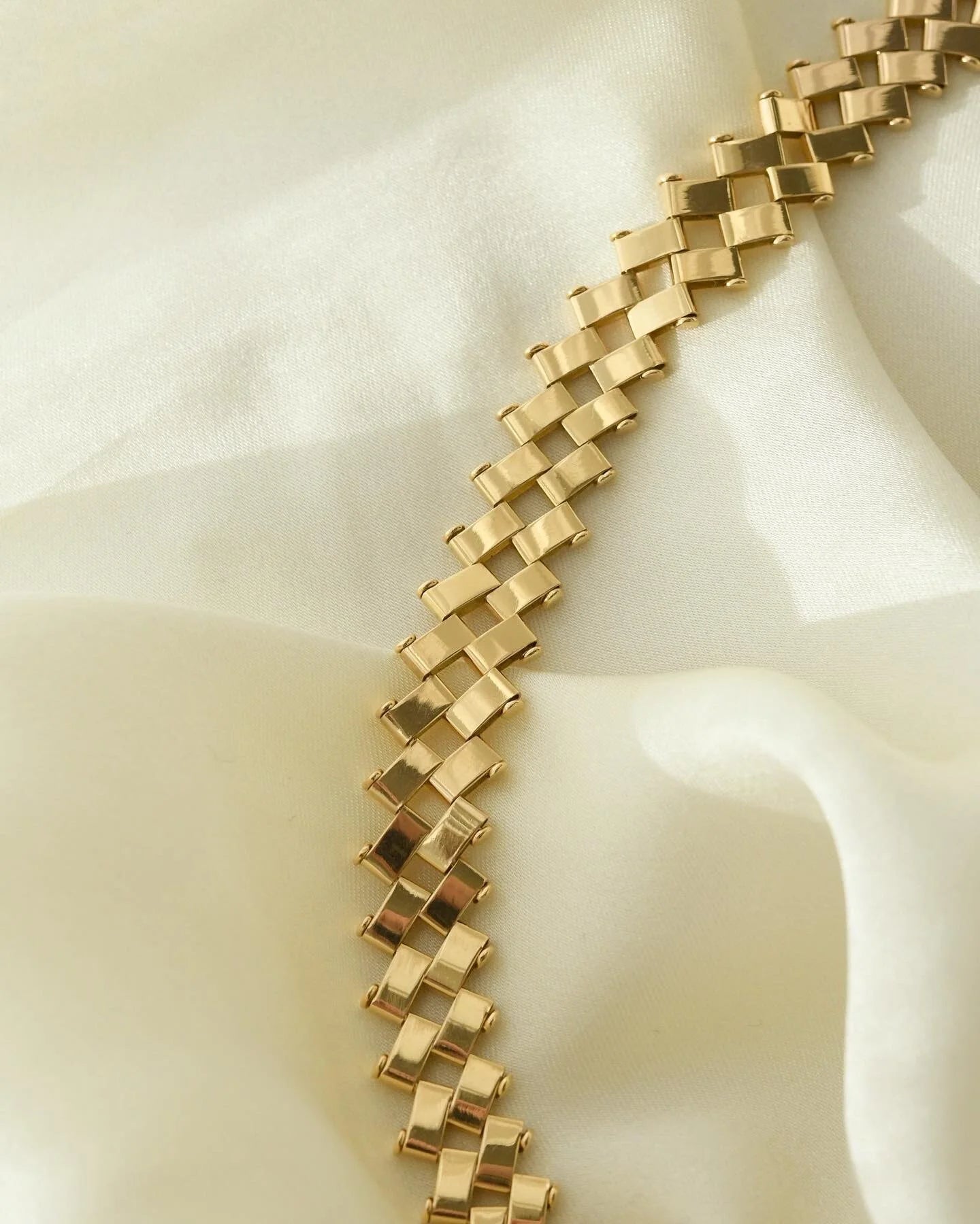 Sexy Italian Vintage Necklace 18K Gold 1970s