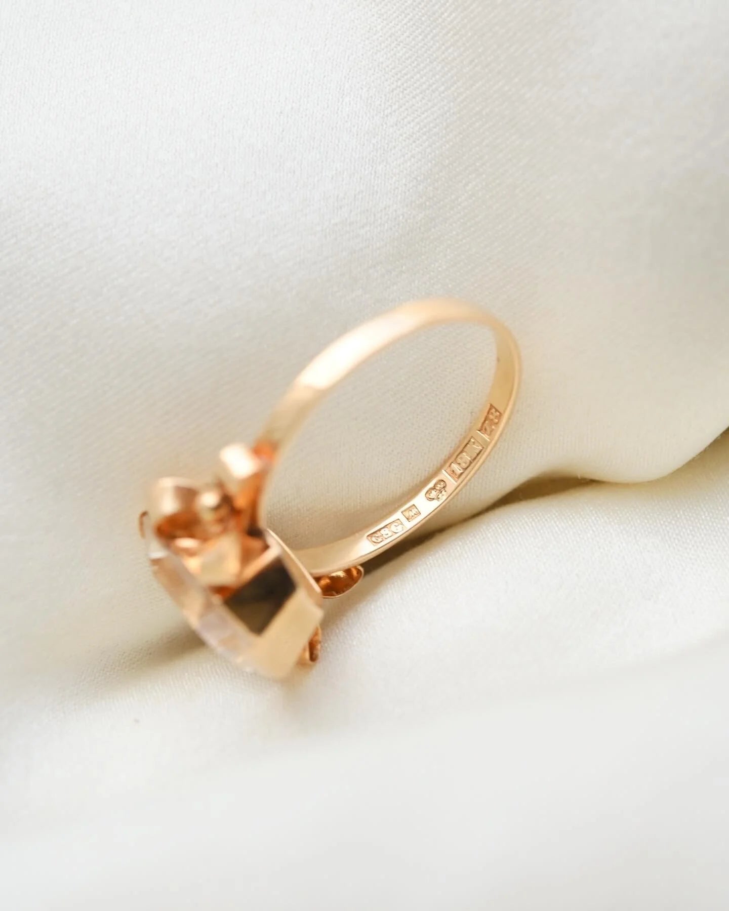 Irresistible Clear Quartz Bow Ring 18K gold 1950 Sweden