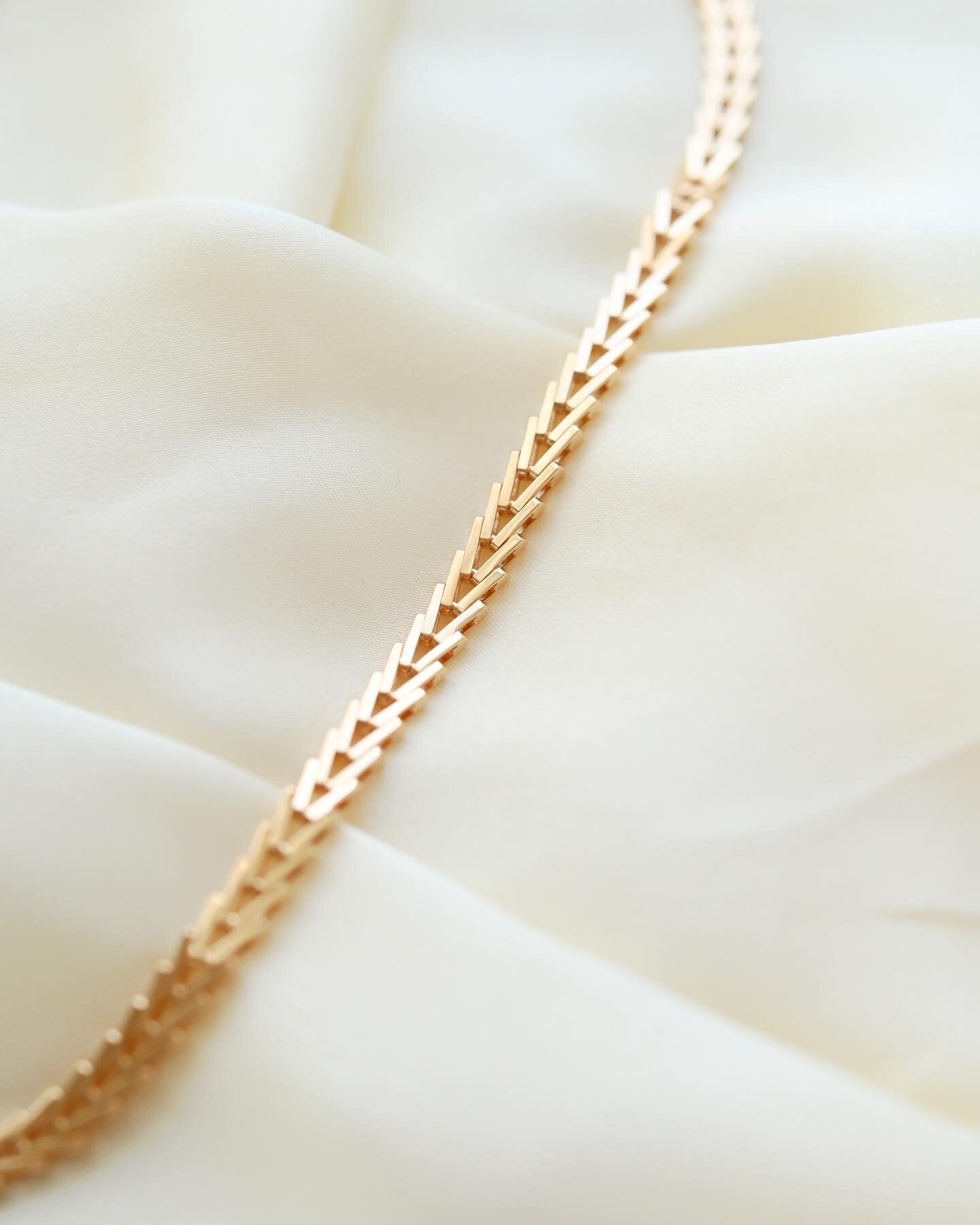 Heavy, 17.15 inches Geneva Variation Necklace 14K Gold 1970s