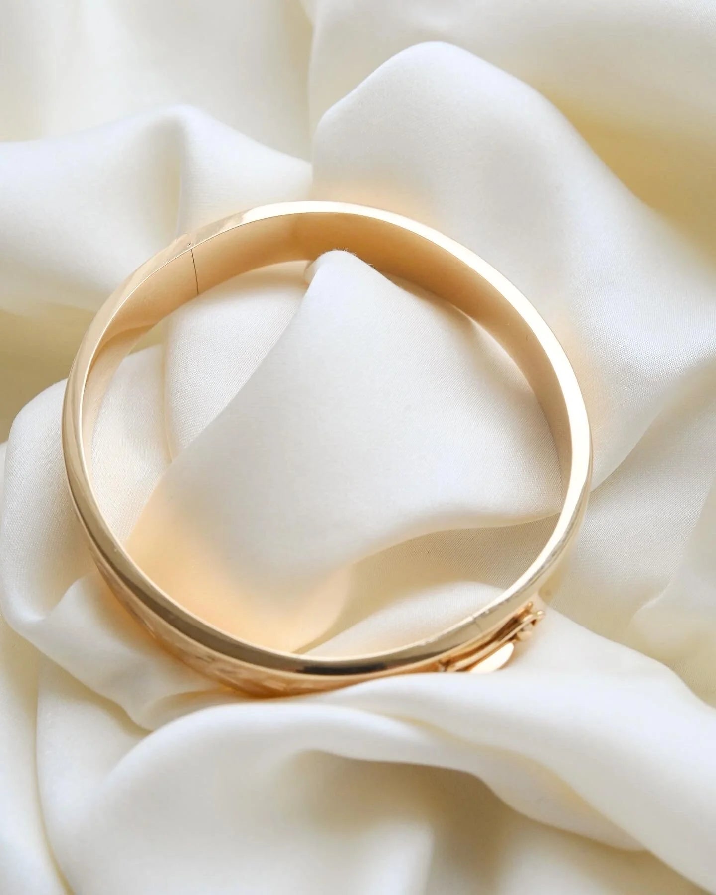 2-in-1 Vintage Bangle Polished or Engraved 18K Gold 1950s