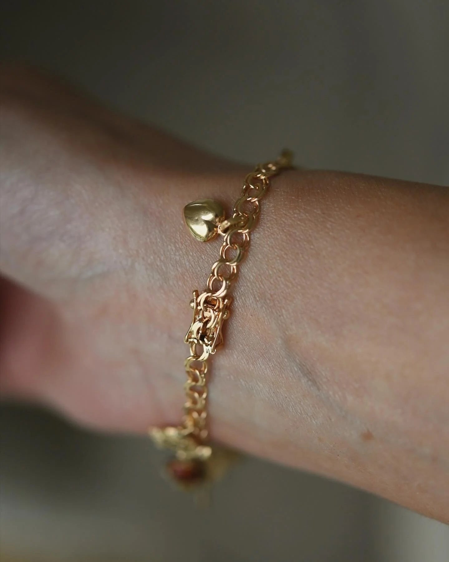 Special Mid Century 10 Charm Bracelet 18K Gold 1959
