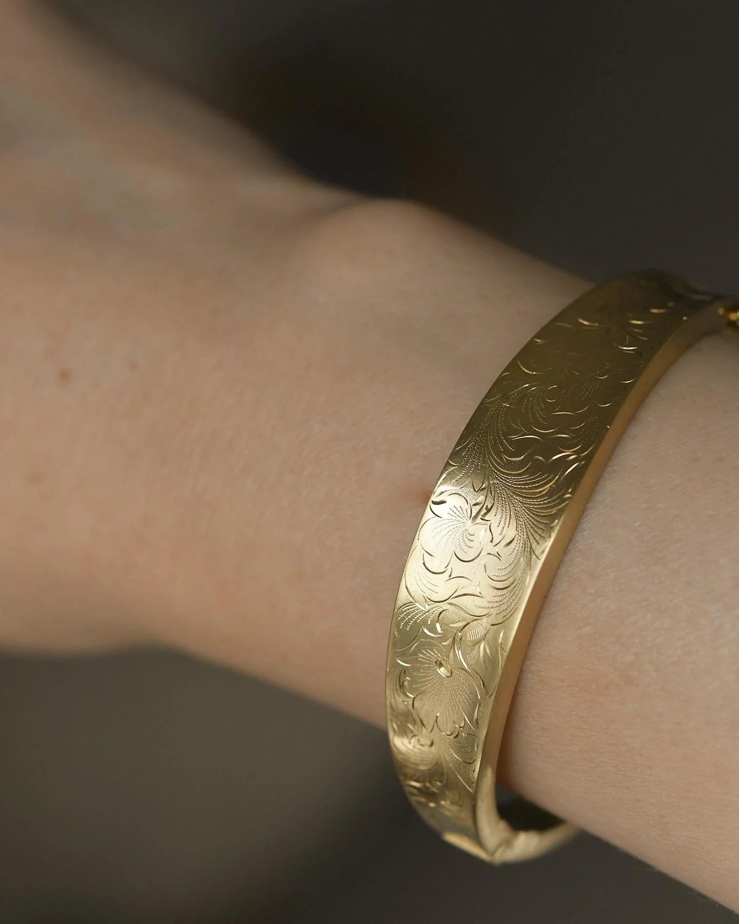 Sublime Danish Vintage Bangle w Flower Engravings 14K Gold 1960s
