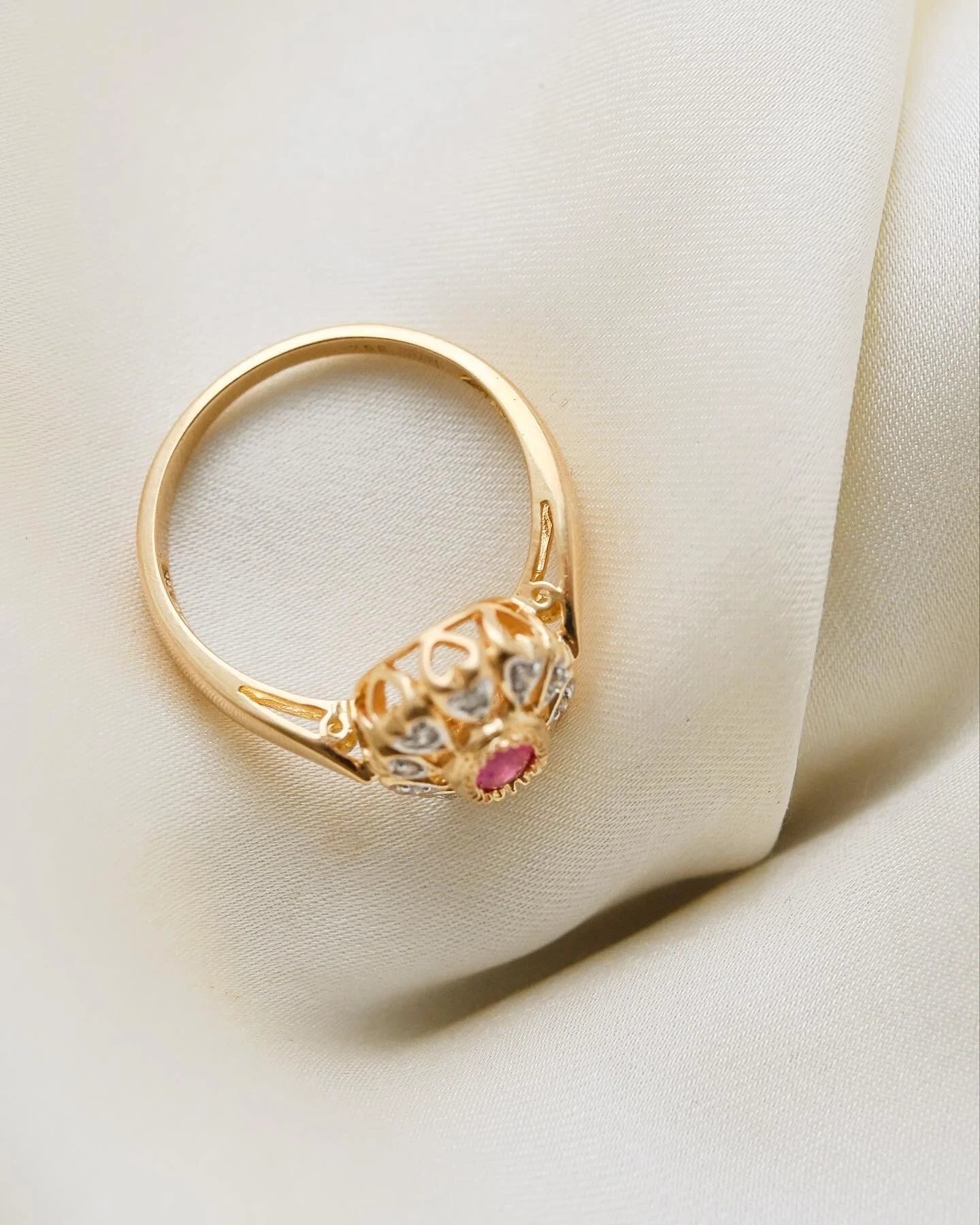 Vintage Bubblegum Pink Ruby and Diamonds Heart Ring 18K Gold