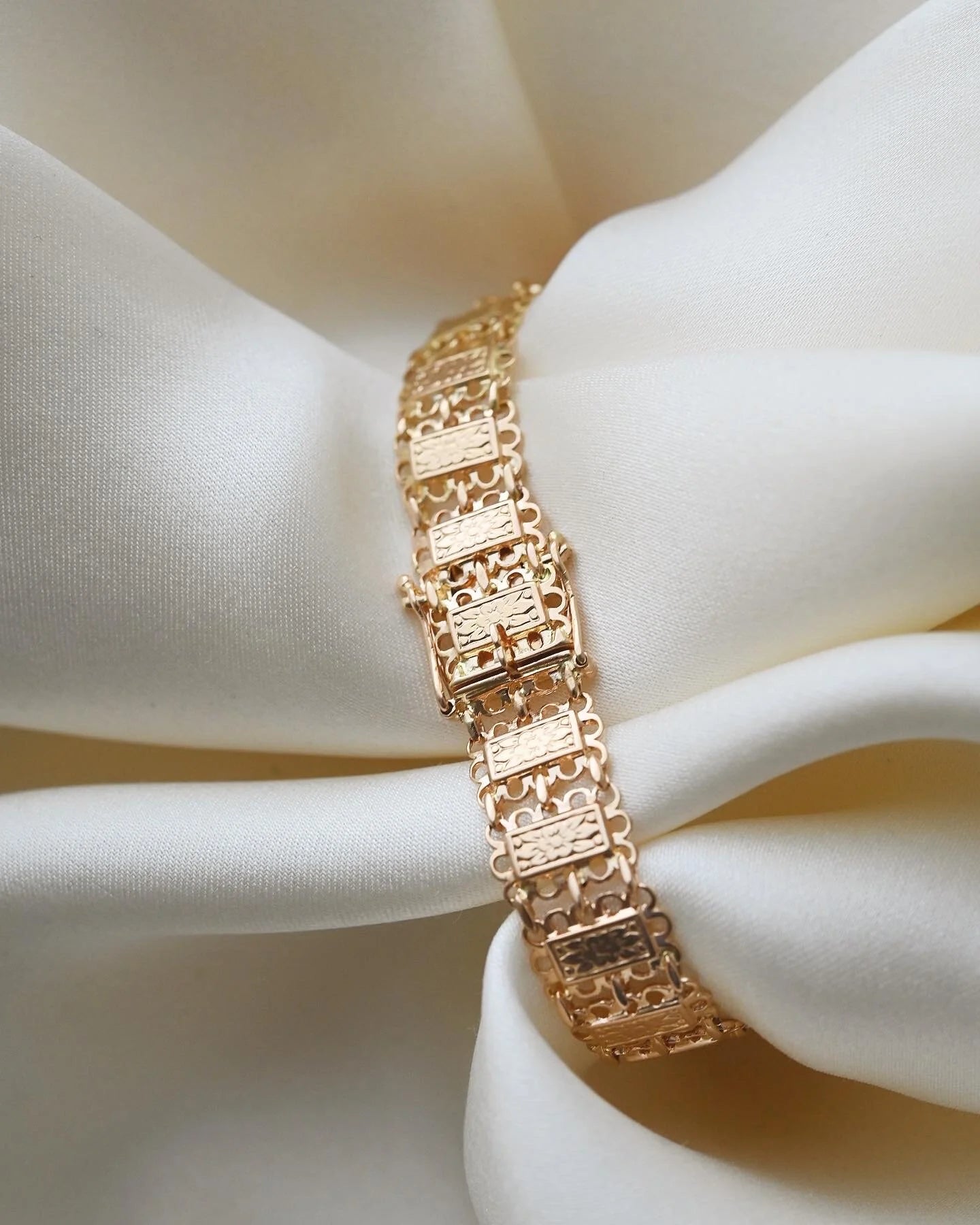 Beautiful Small Sized Engraved Antique Bracelet 18K Gold