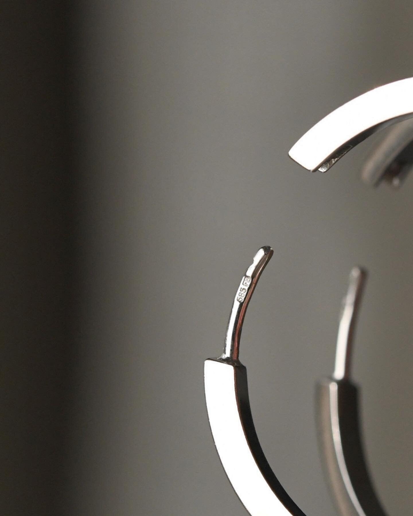 Cool, Classic White Gold Hoop Earrings 14K White Gold 1990a