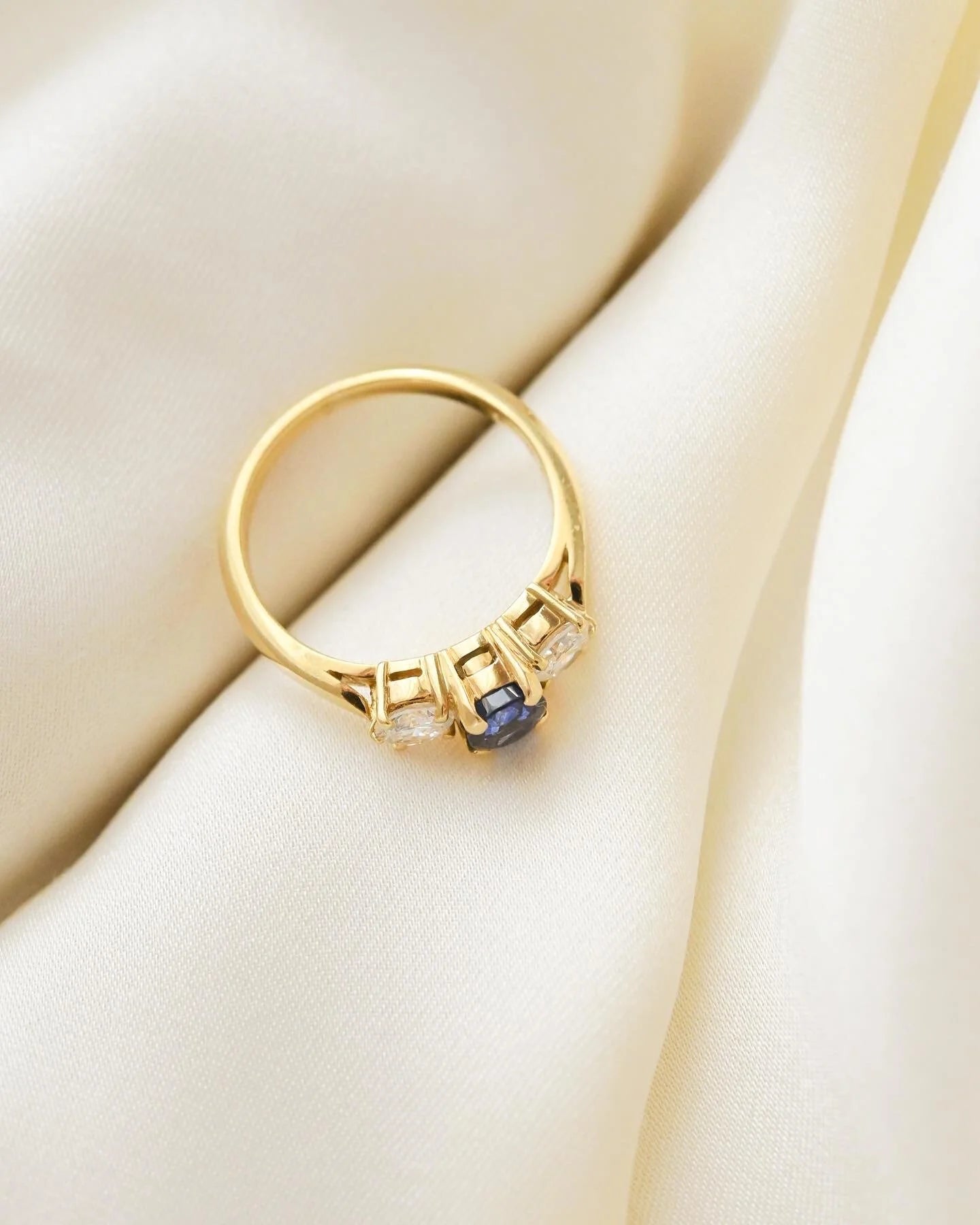 Perfect Vintage Threestone Sapphire x Diamond Ring 18K Gold