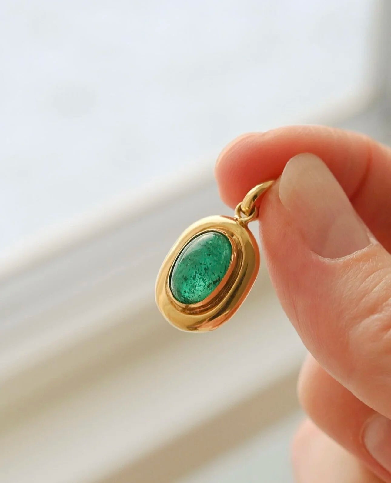 Beautiful Big Juicy Natural Emerald Vintage Pendant 18K Gold 1970s