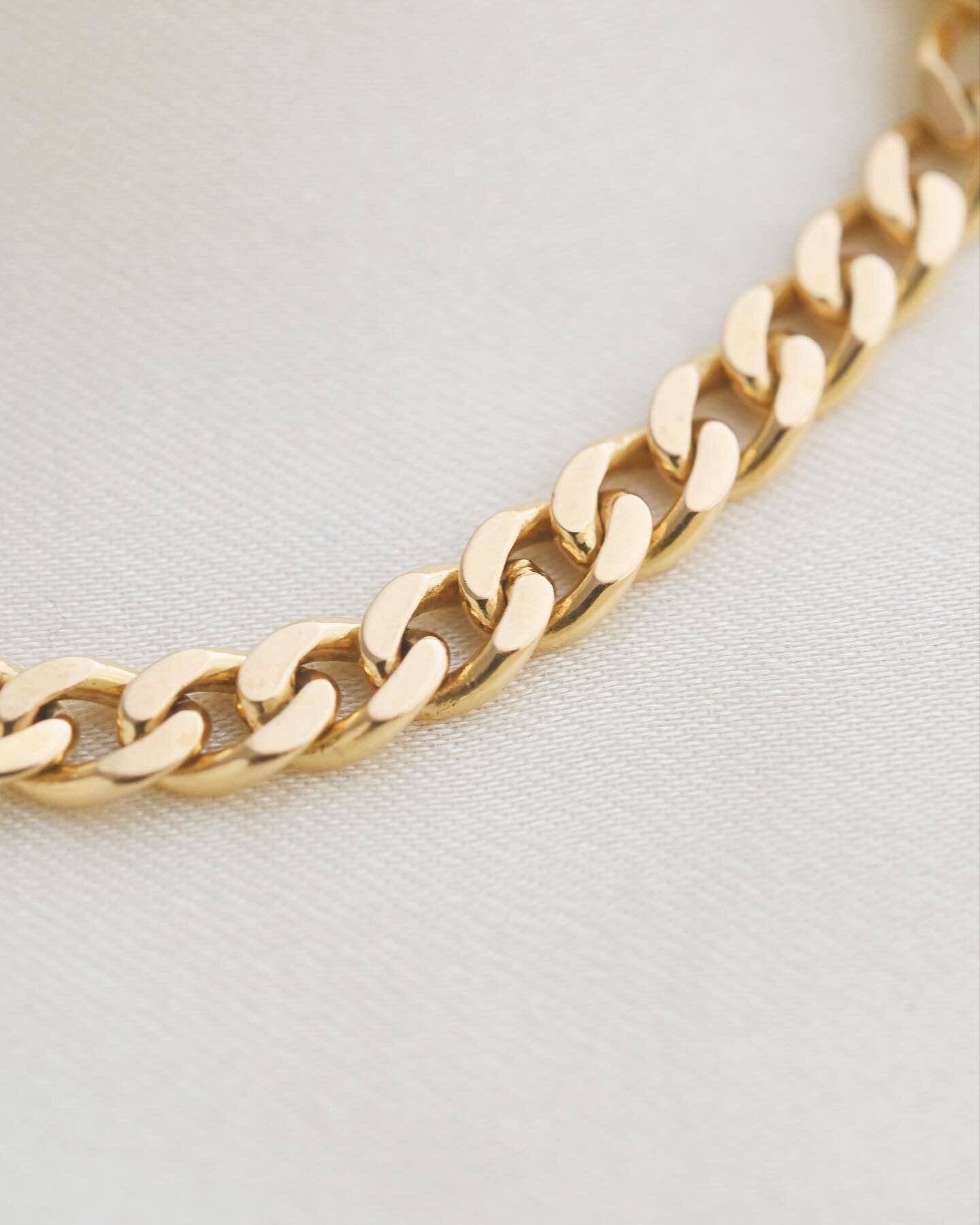 Amazing Star Sapphire Cabochon Vintage Curb Bracelet 18K Gold