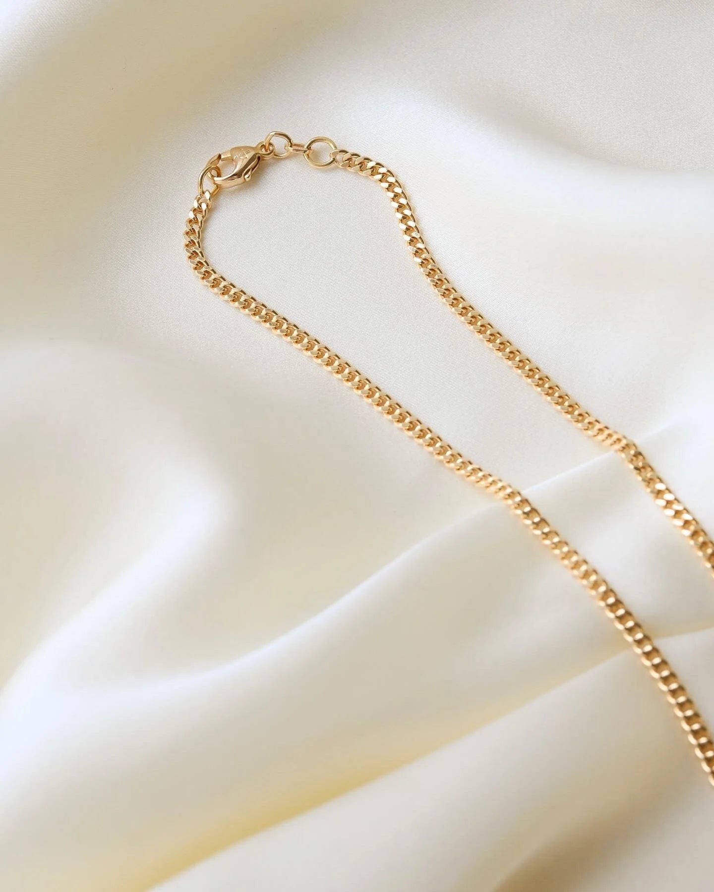 Beautiful 20 Inches Italian Vintage Curb Link Chain 18K Gold
