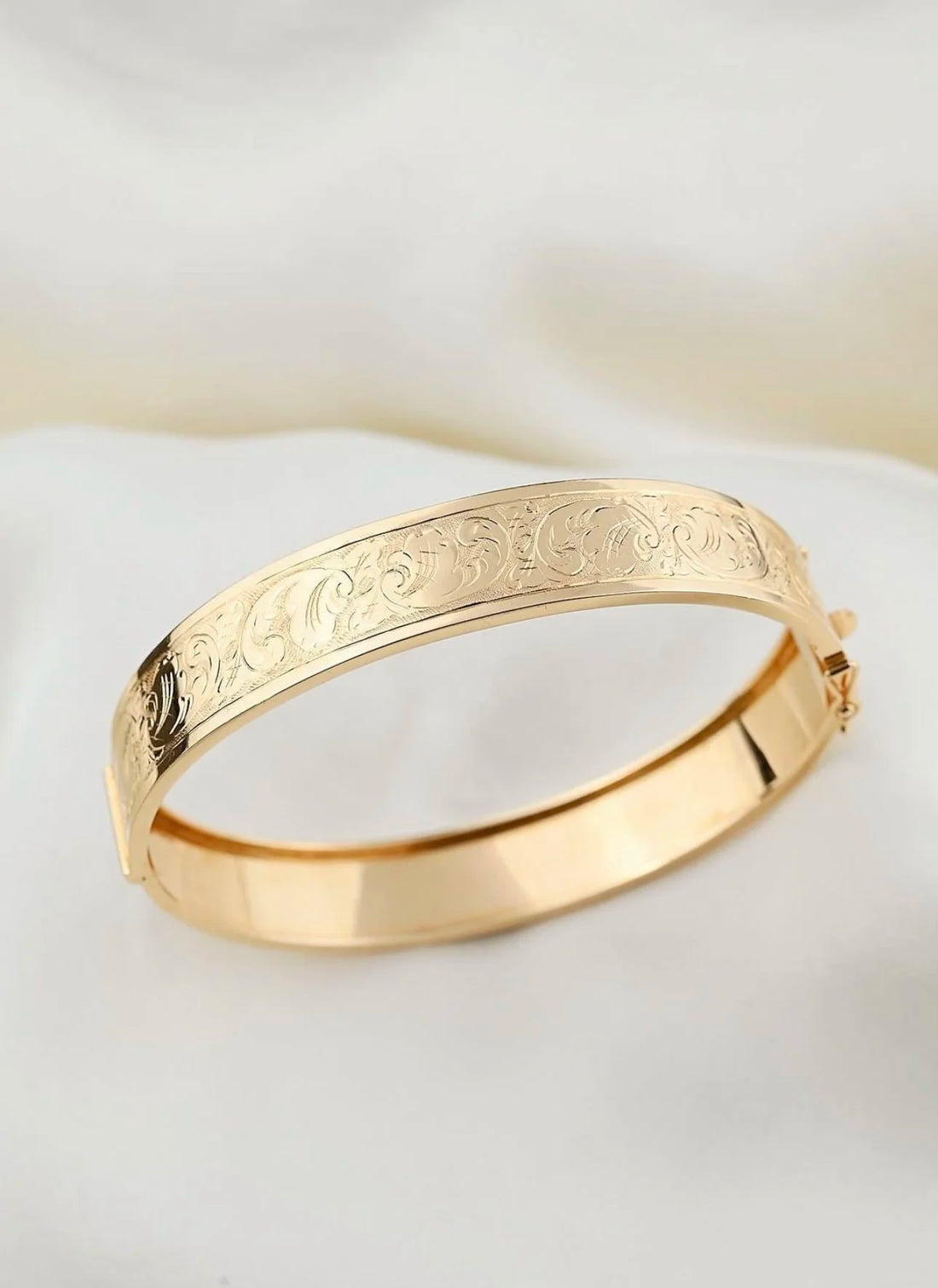 Engraved Luxe Vintage Bangle 18K Gold Sweden 1978