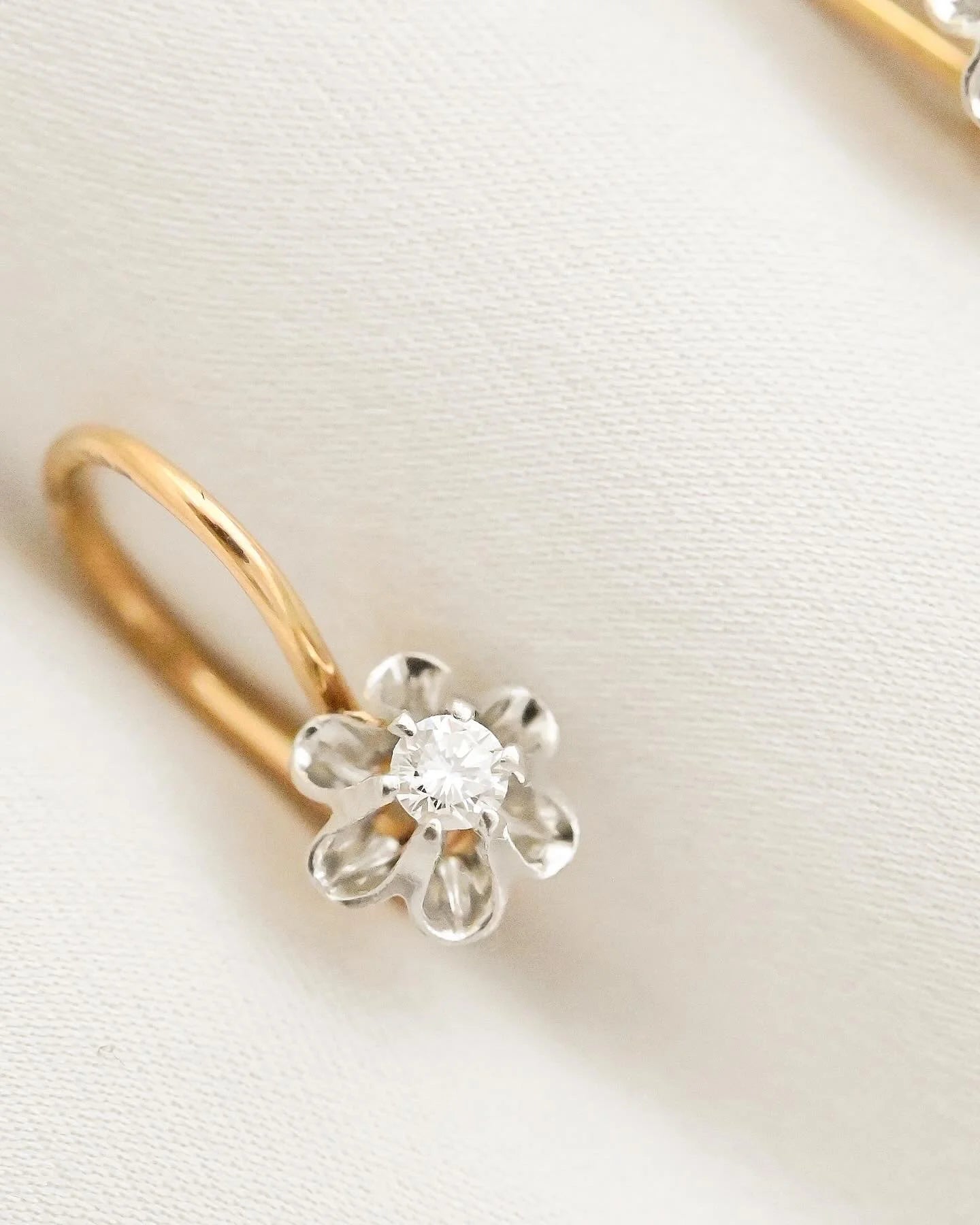 Special Rare Buttercup Set Diamonds 18K Gold