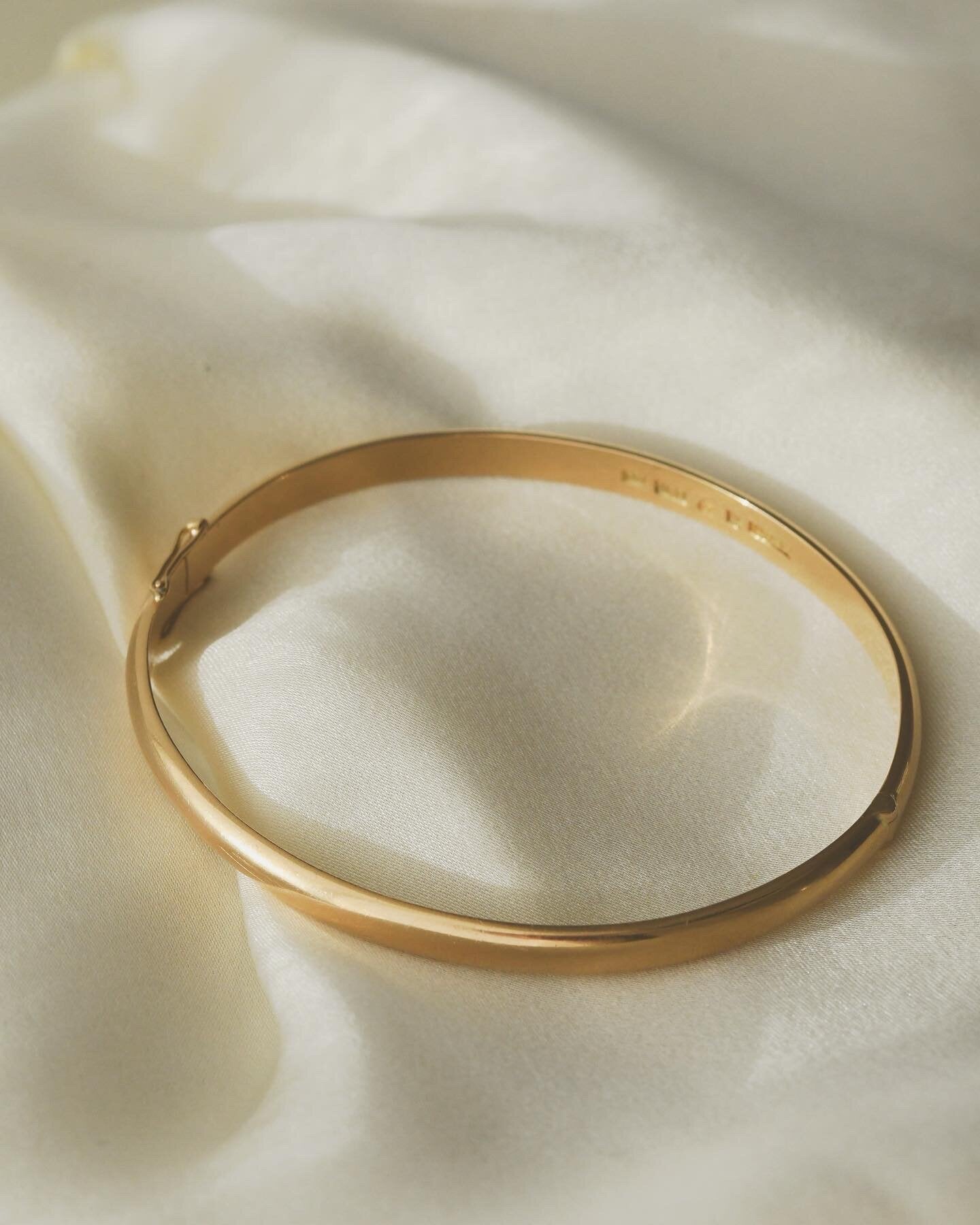 The Perfect Plain Solid 18K Gold Bangle 1958