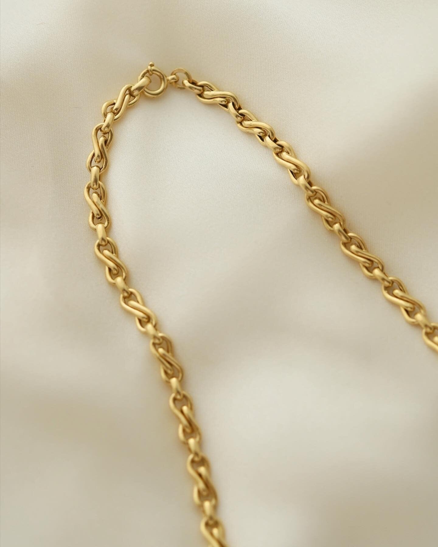 Special Vintage Infinity Link Chain 18K Gold 1980
