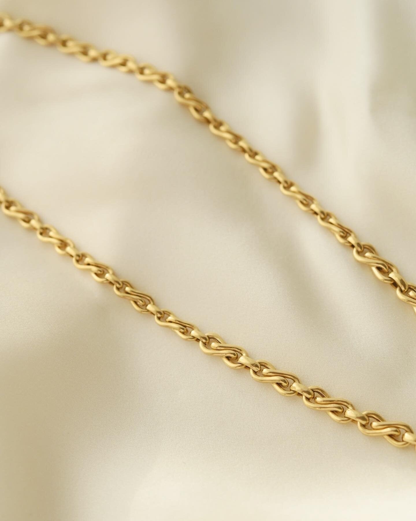Special Vintage Infinity Link Chain 18K Gold 1980