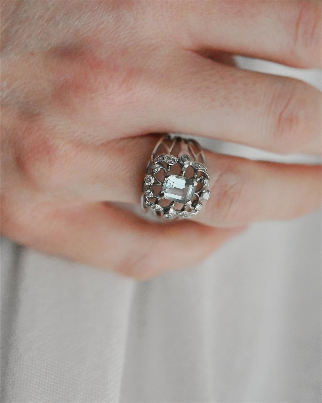 Stunning 18K White Gold Ring w Aquamarine and Diamonds 18K White Gold