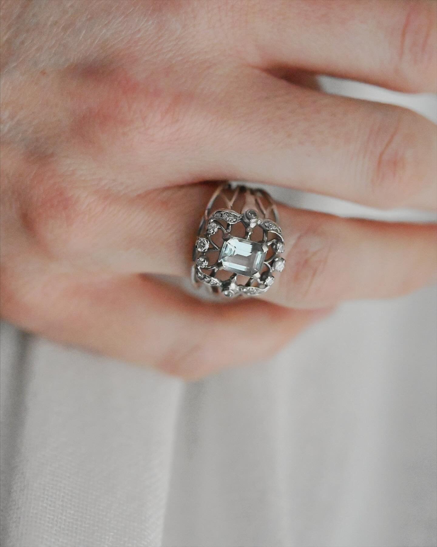 Stunning 18K White Gold Ring w Aquamarine and Diamonds 18K White Gold