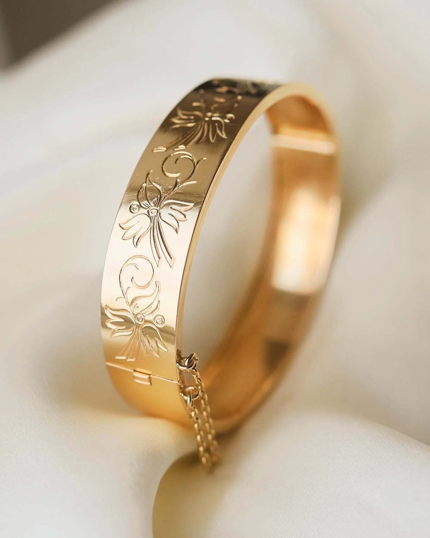 Exquisite Rare Antique French Engraved Bangle 18K Gold Paris 18/1900s