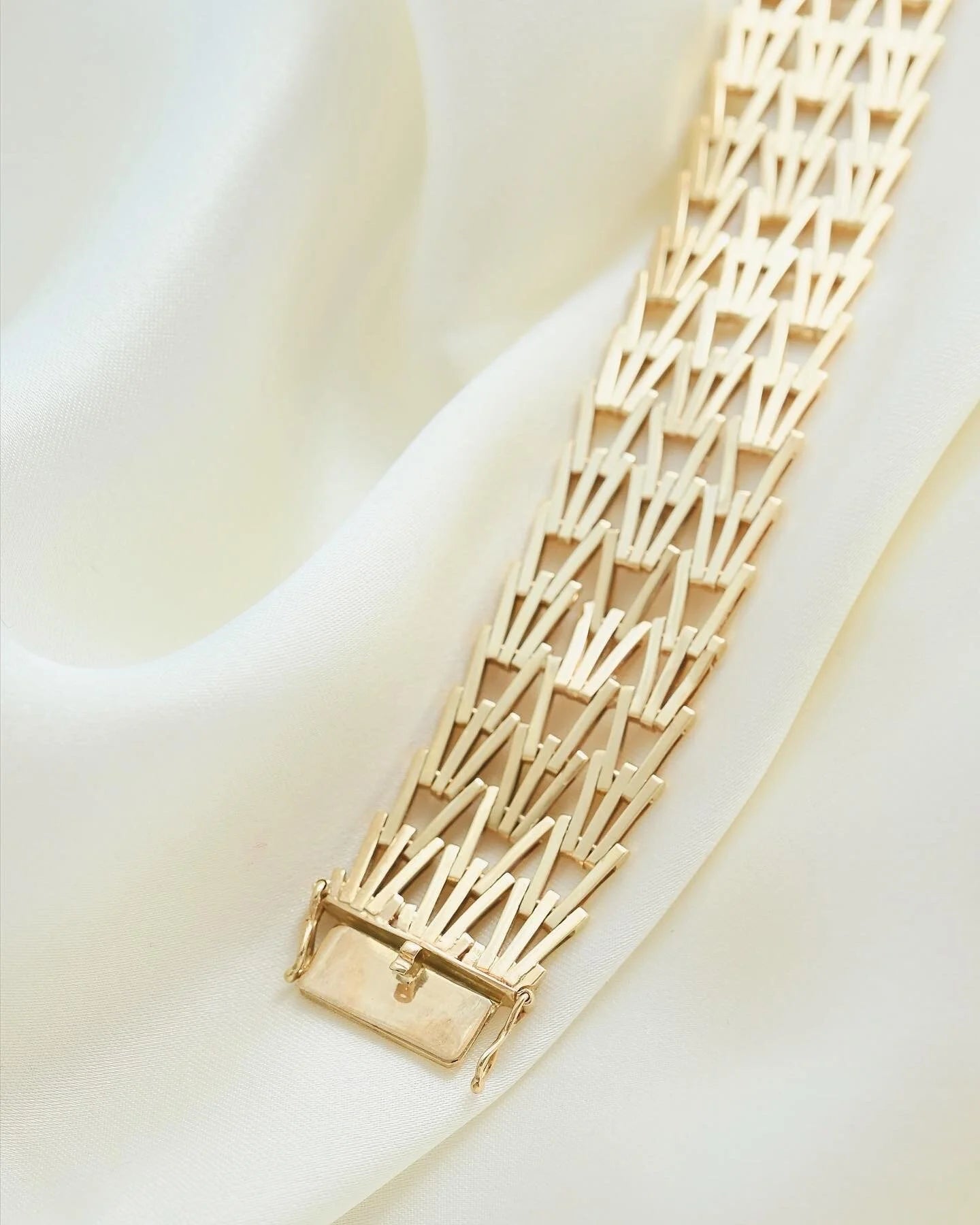 Sublime Danish Mid Century Vintage Geneva Variation Bracelet 14K Gold 1960s