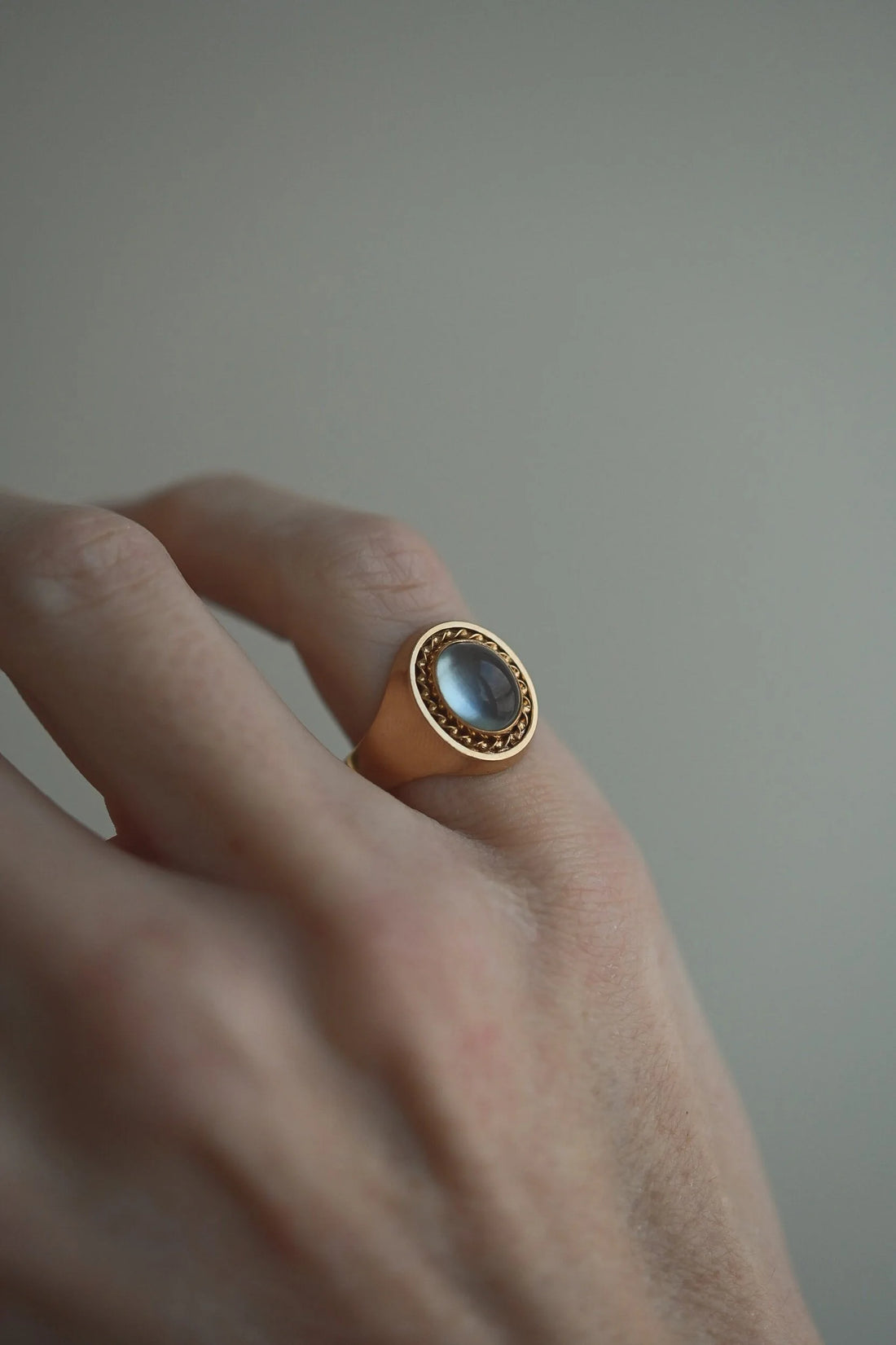 Beautiful Vintage Moonstone Ring 18K Gold