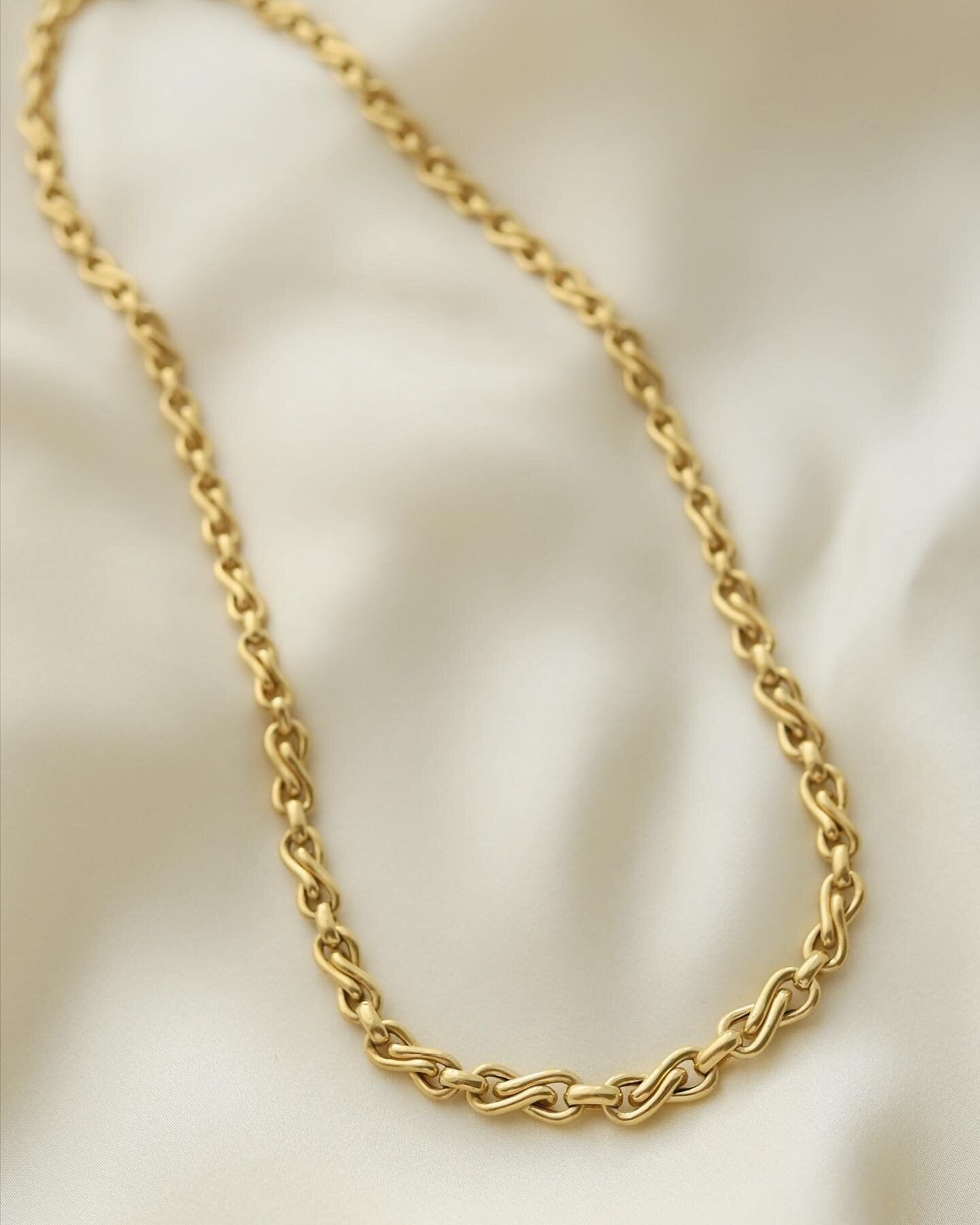 Special Vintage Infinity Link Chain 18K Gold 1980