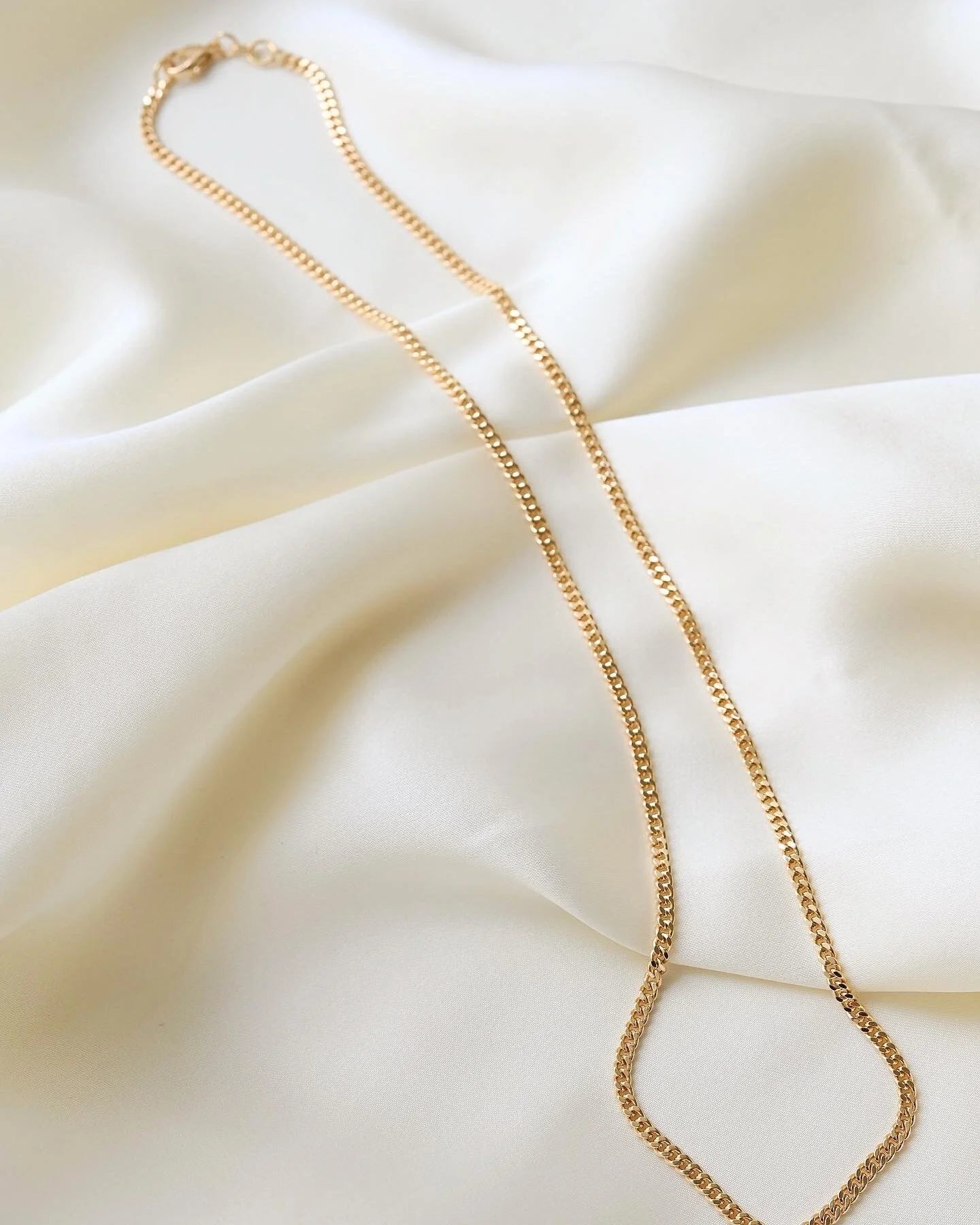 Beautiful 20 Inches Italian Vintage Curb Link Chain 18K Gold