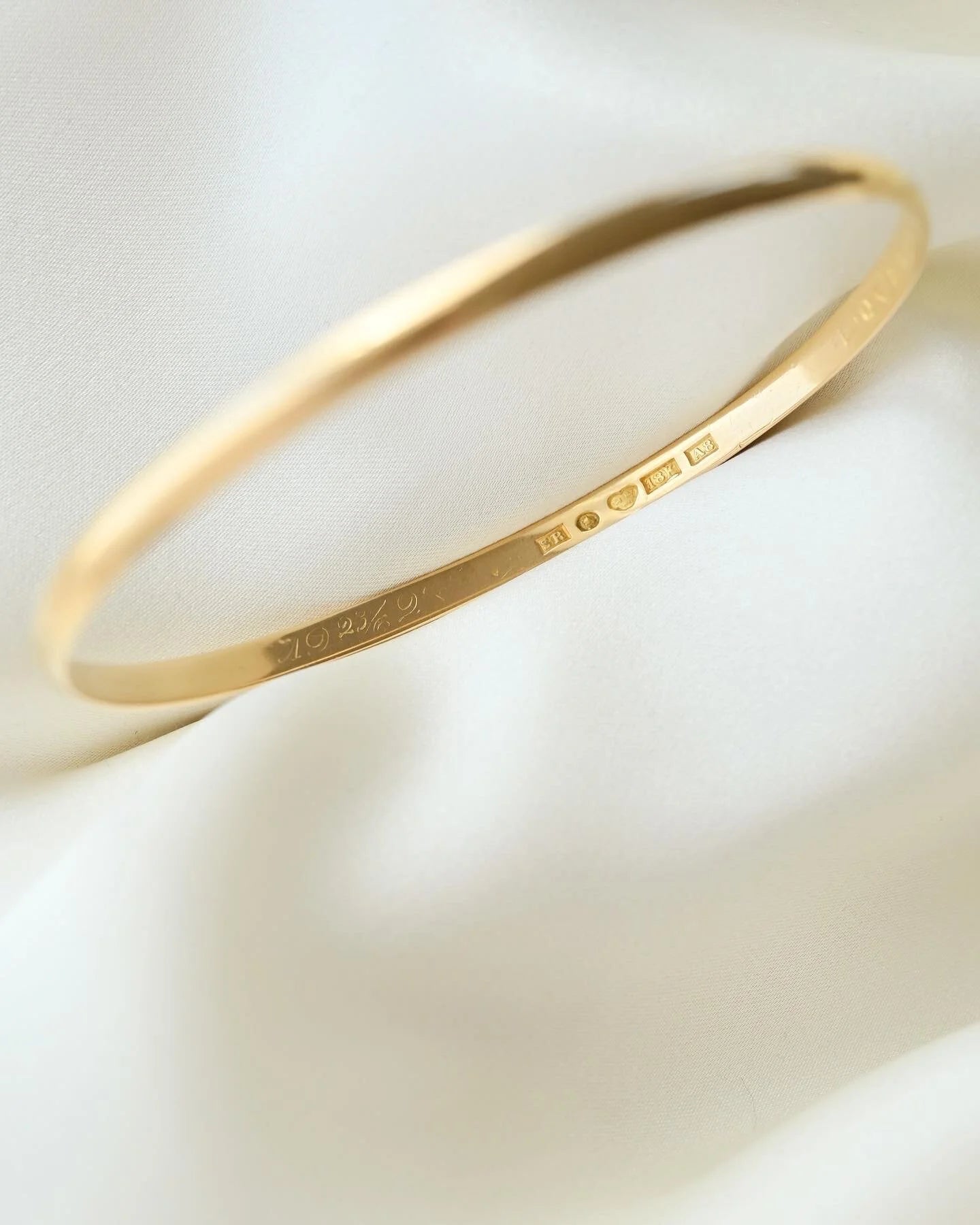Classic Timeless Antique Swedish Bangle 18K Gold 1927