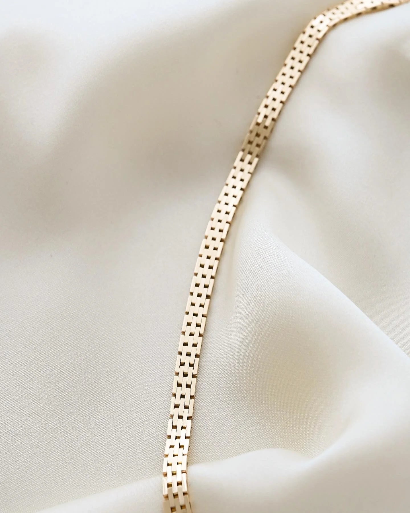 Stunning Mid Size Brick Line Necklace 18 Inches 14K Gold 1960s
