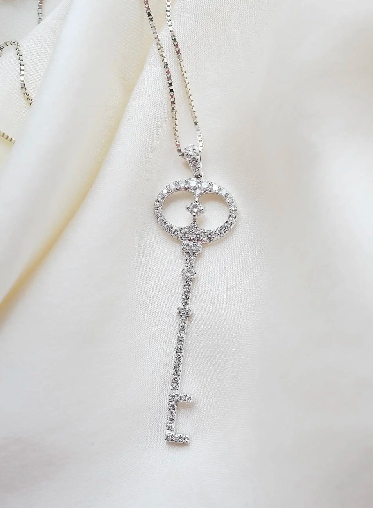 Special Superbly Made VS Diamond Key Pendant Vintage 18K White Gold