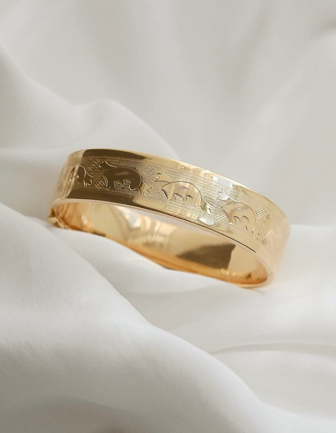 Extraordinary Small Sized Wide Engraved 30 Grams Vintage Bangle 18K Gold Mid 1900s