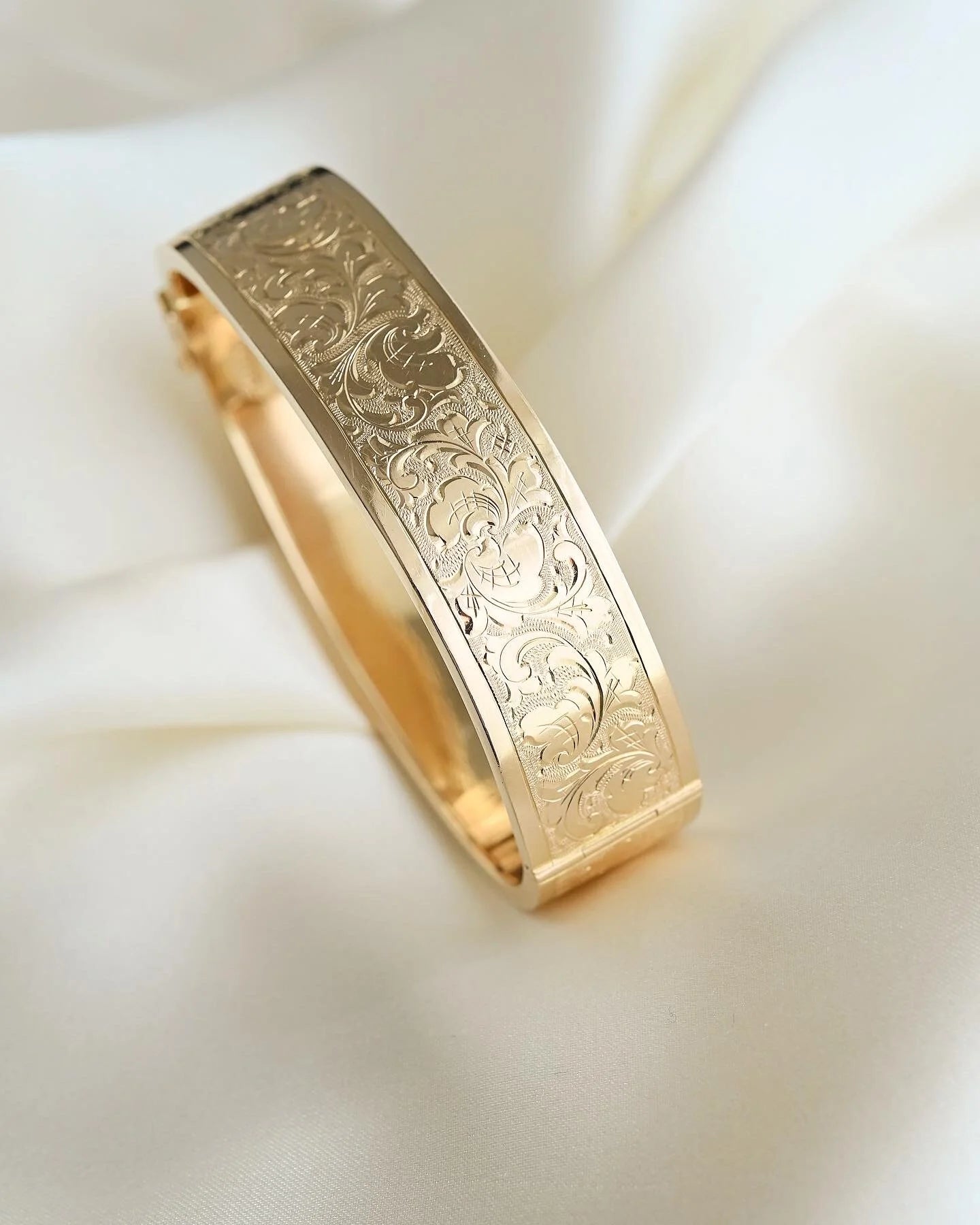 Divine Engraved Bangle 18K Gold 1932