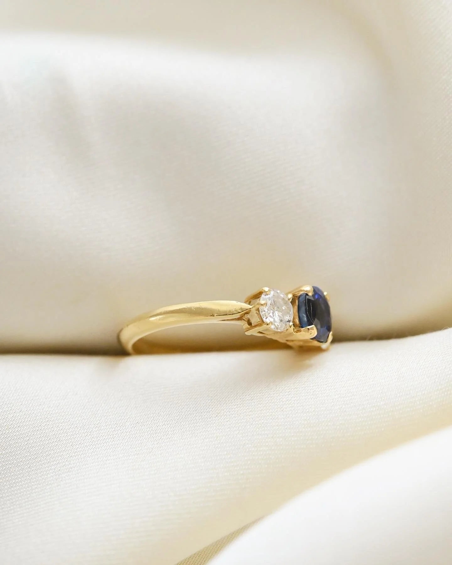 Perfect Vintage Threestone Sapphire x Diamond Ring 18K Gold