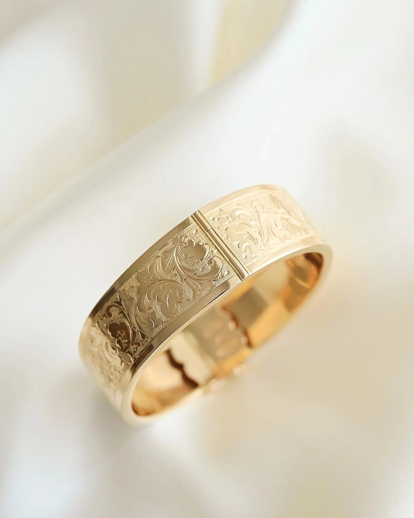 Divine Engraved Bangle 18K Gold 1932