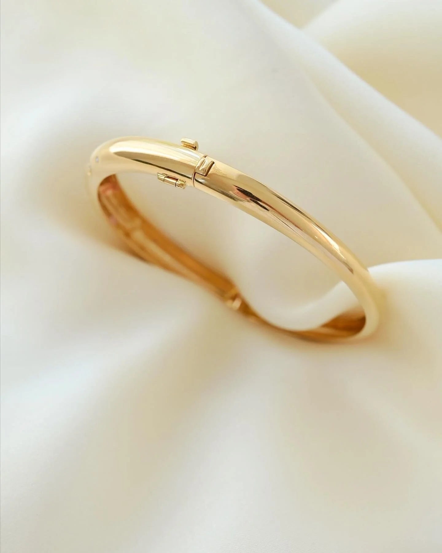 Stunning Diamond And Pastel Sapphire Bangle 18K Gold