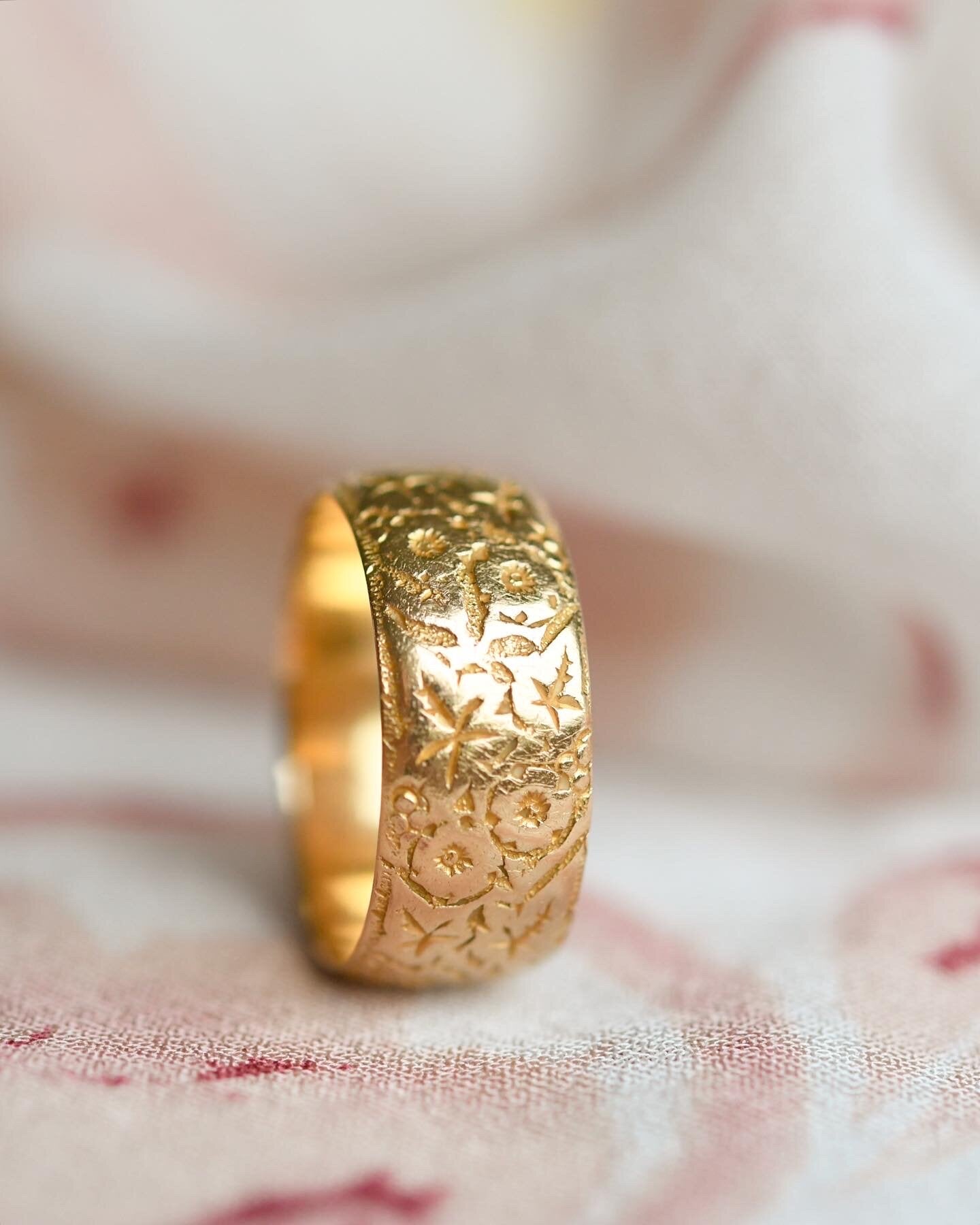 Gorgeous Edwardian Flower Engraved Ring 18K Gold 1905