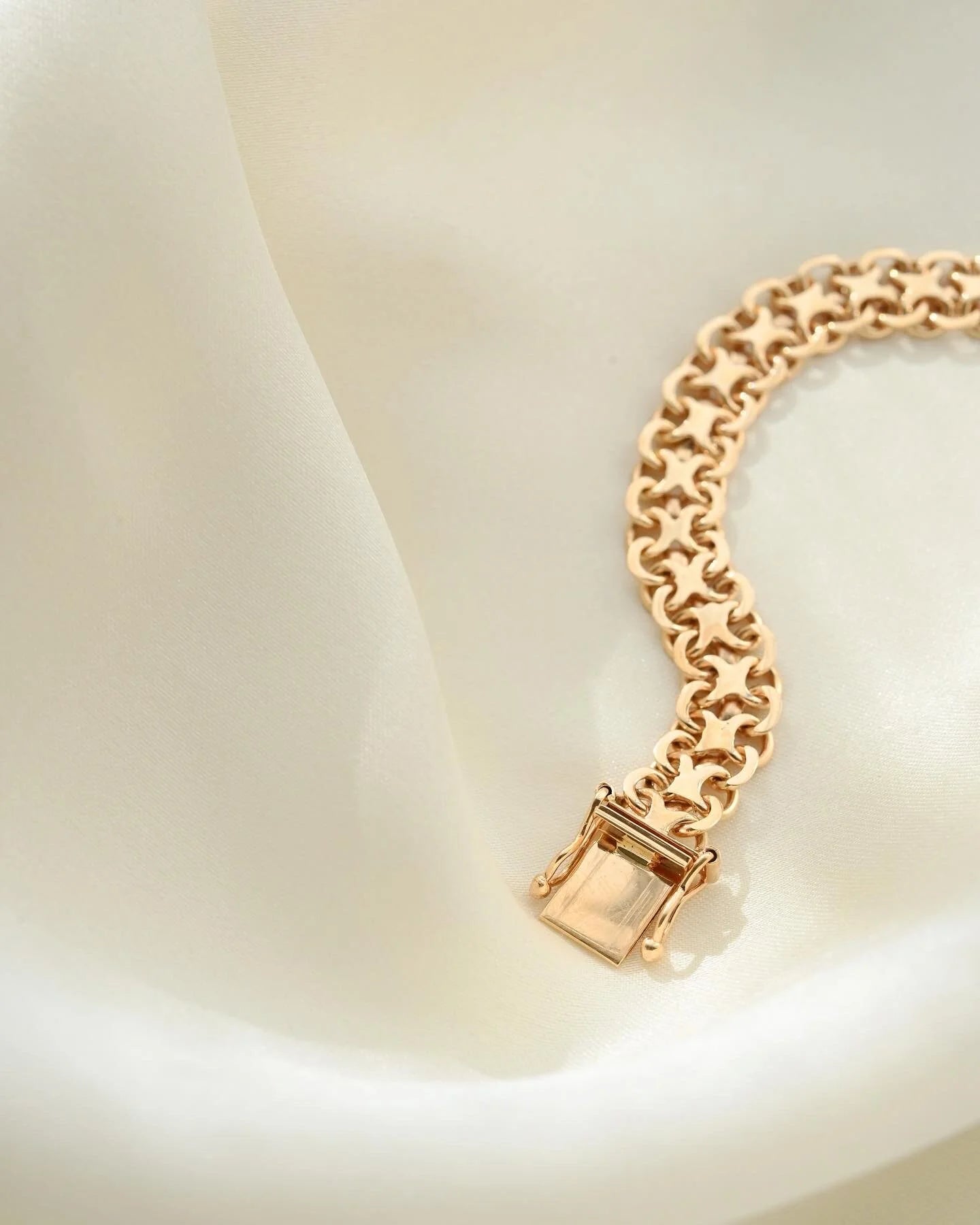 Stunning Feminine X Link Vintage Bracelet 18K Gold 1969
