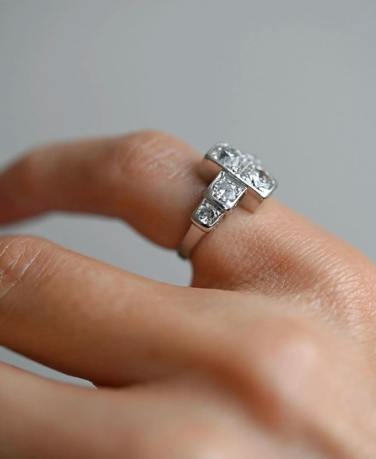 Extraordinary Beautiful Art Deco Ring 2.1 carats Old Cut Diamonds 18K White Gold 1920