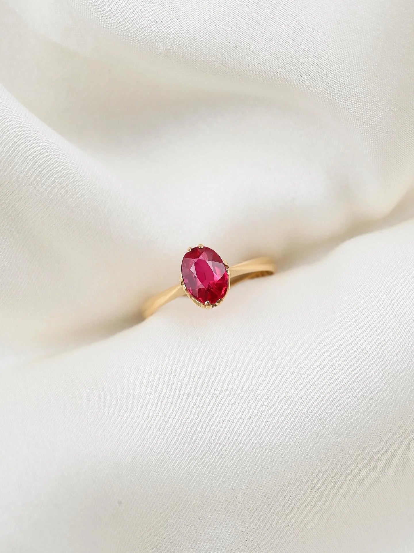 Glowing Vintage Solitaire 1.0 Carat Ruby Ring 18K Gold Sweden Mid 1900s