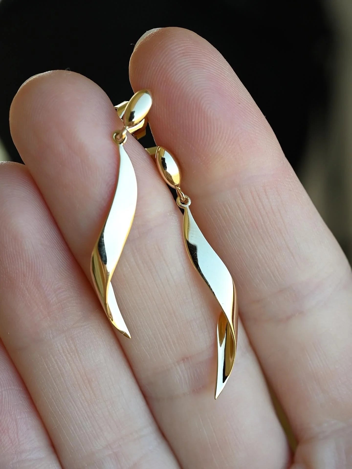 Ultra Reflective Curvy Vintage Dangle Earrings 18K Gold
