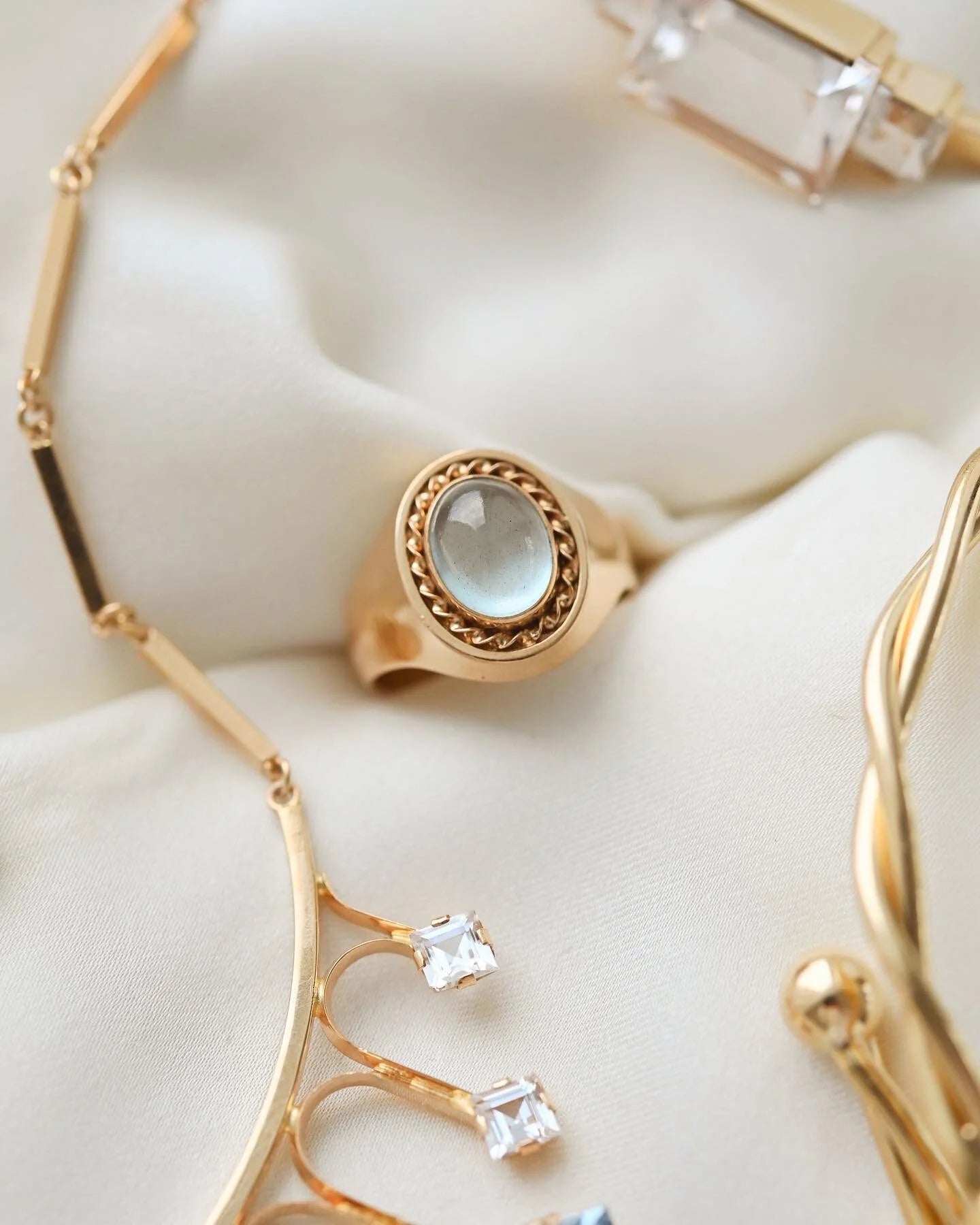 Beautiful Vintage Moonstone Ring 18K Gold