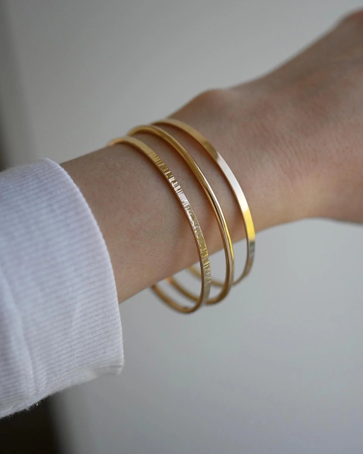 Super Heavy 18 Grams Vintage Bangle 18K Gold 1970s