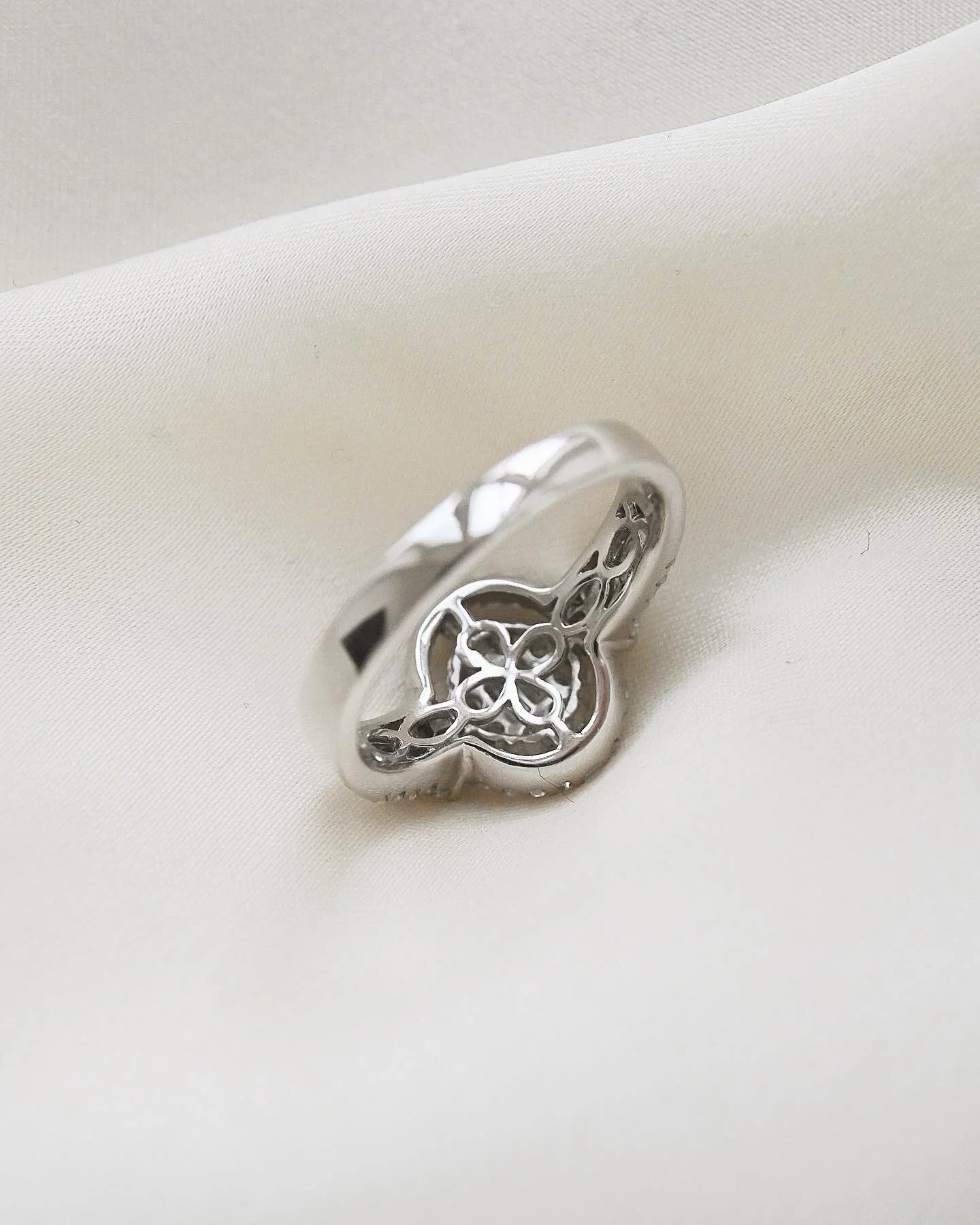 Stunning White Gold  Diamond Compass Set Dream Ring 18K White Gold