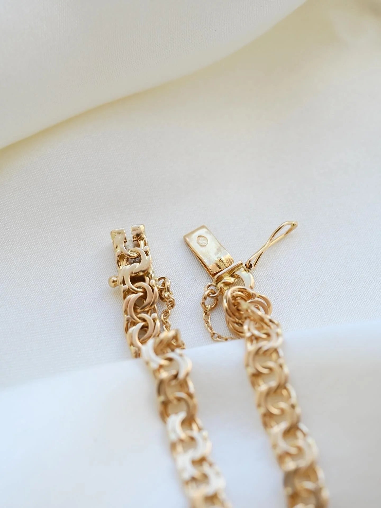Dreamy Vintage Bracelet 18K Gold Sweden Mid 1900s