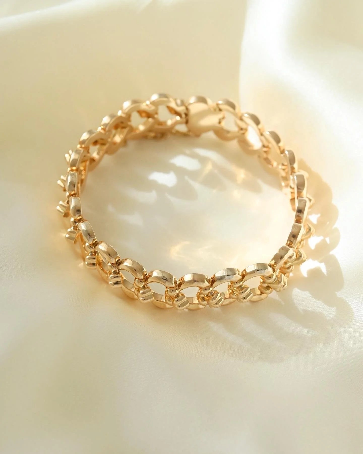 Stunning Once in A Lifetime Vintage Bracelet 18K Gold