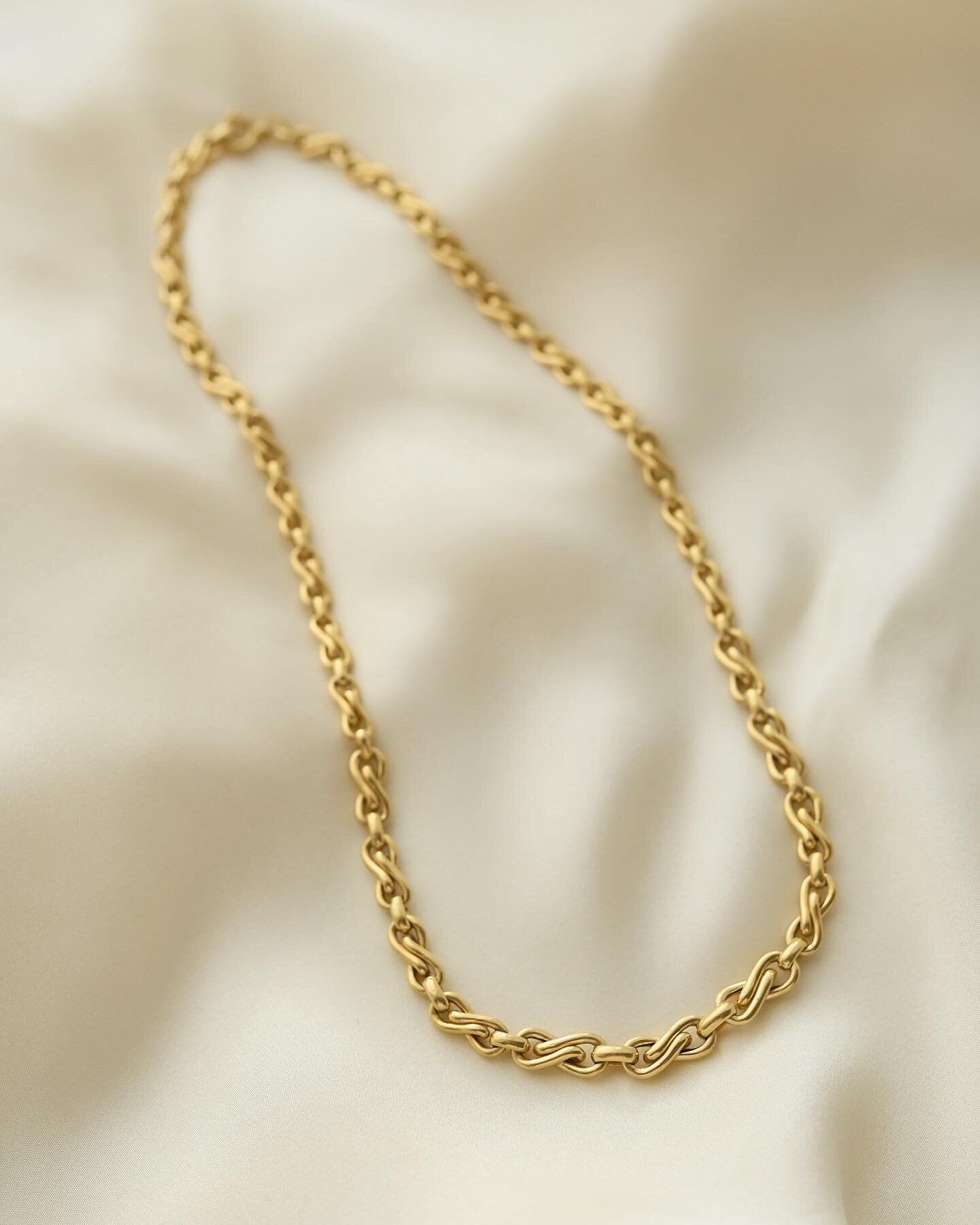 Special Vintage Infinity Link Chain 18K Gold 1980