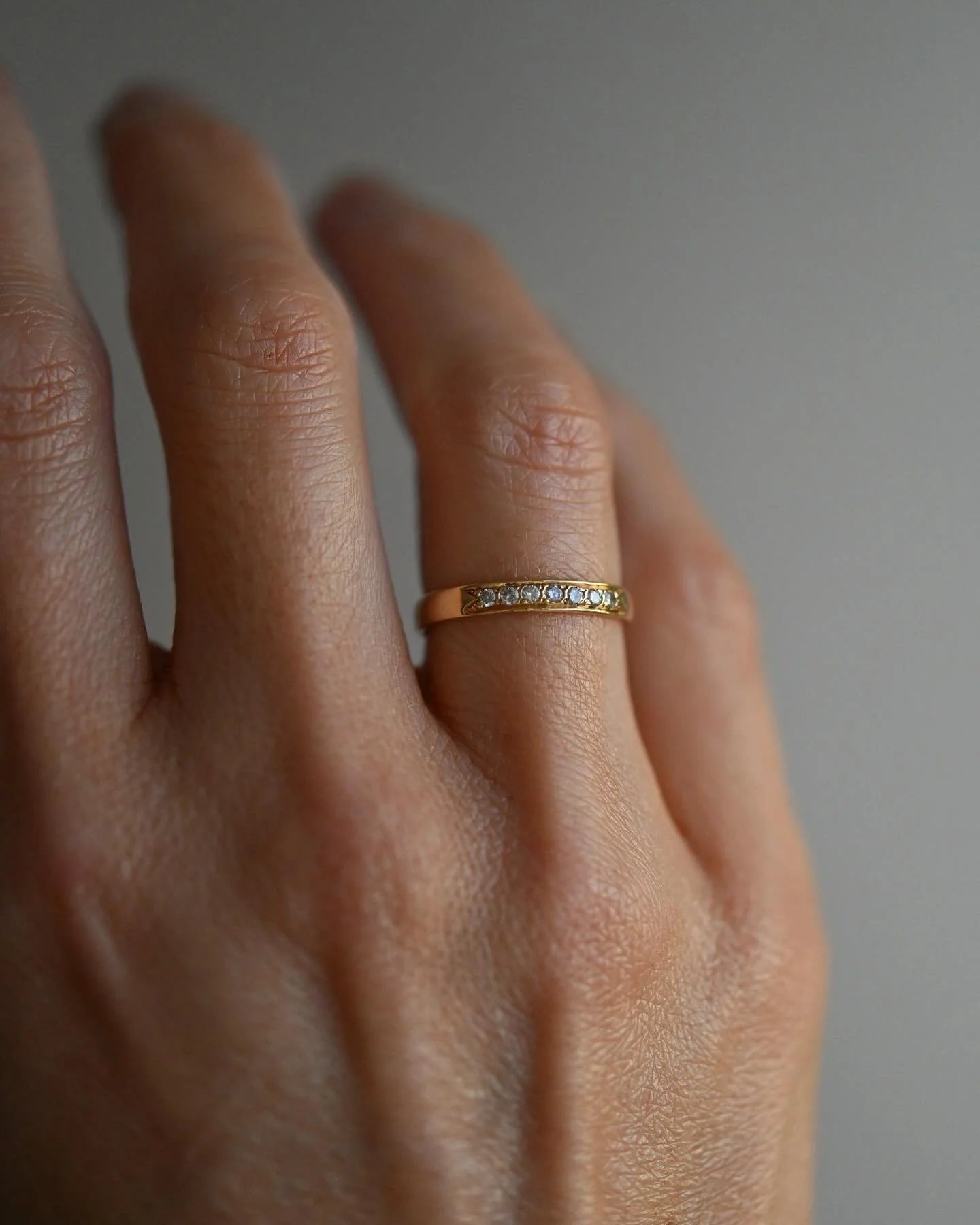 Beautiful Antique 7 Stone Diamond Band 18K Gold 1940s